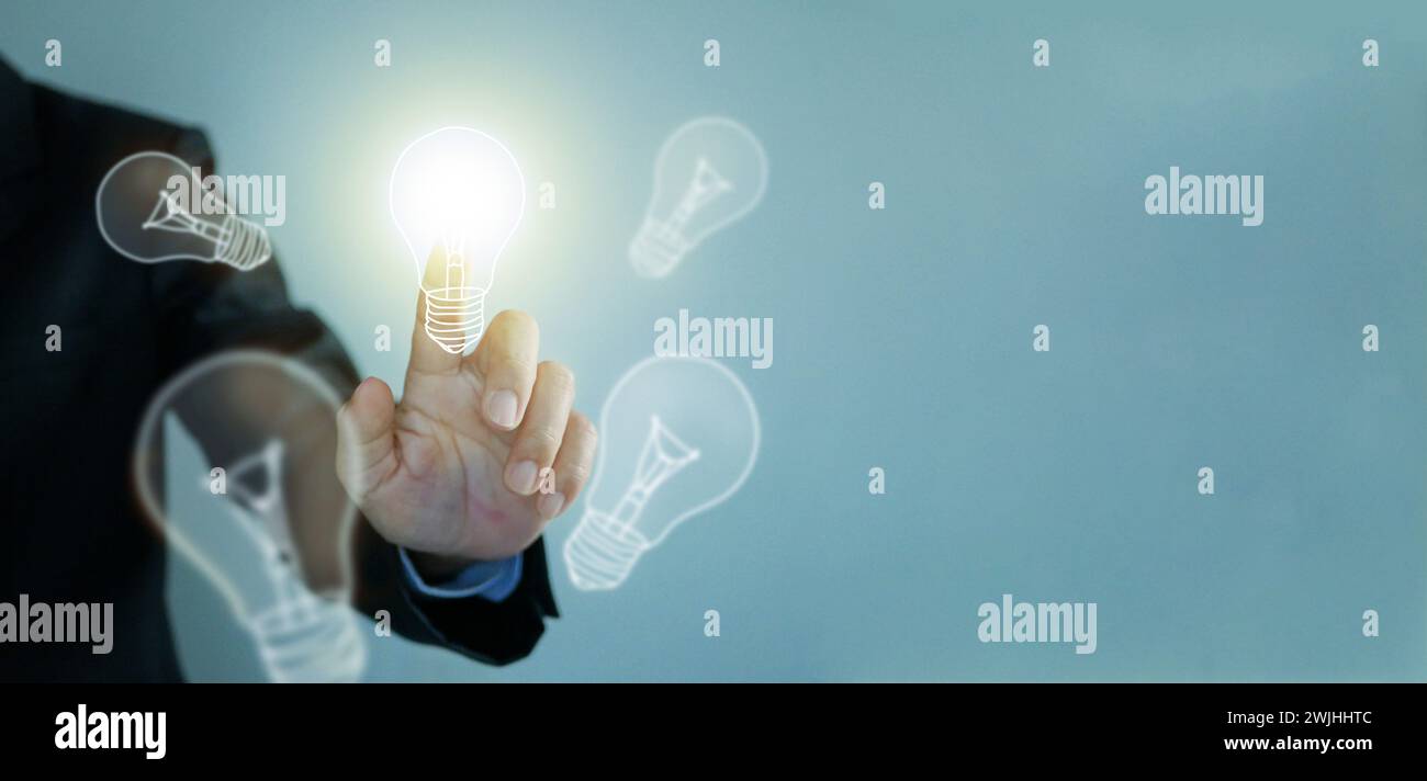 Concetto di idea. Lightblub è un simbolo di innovazione, ispirazione, soluzione e creatività. La mano tocca una lampadina illuminata. Copiare lo spazio e. Foto Stock