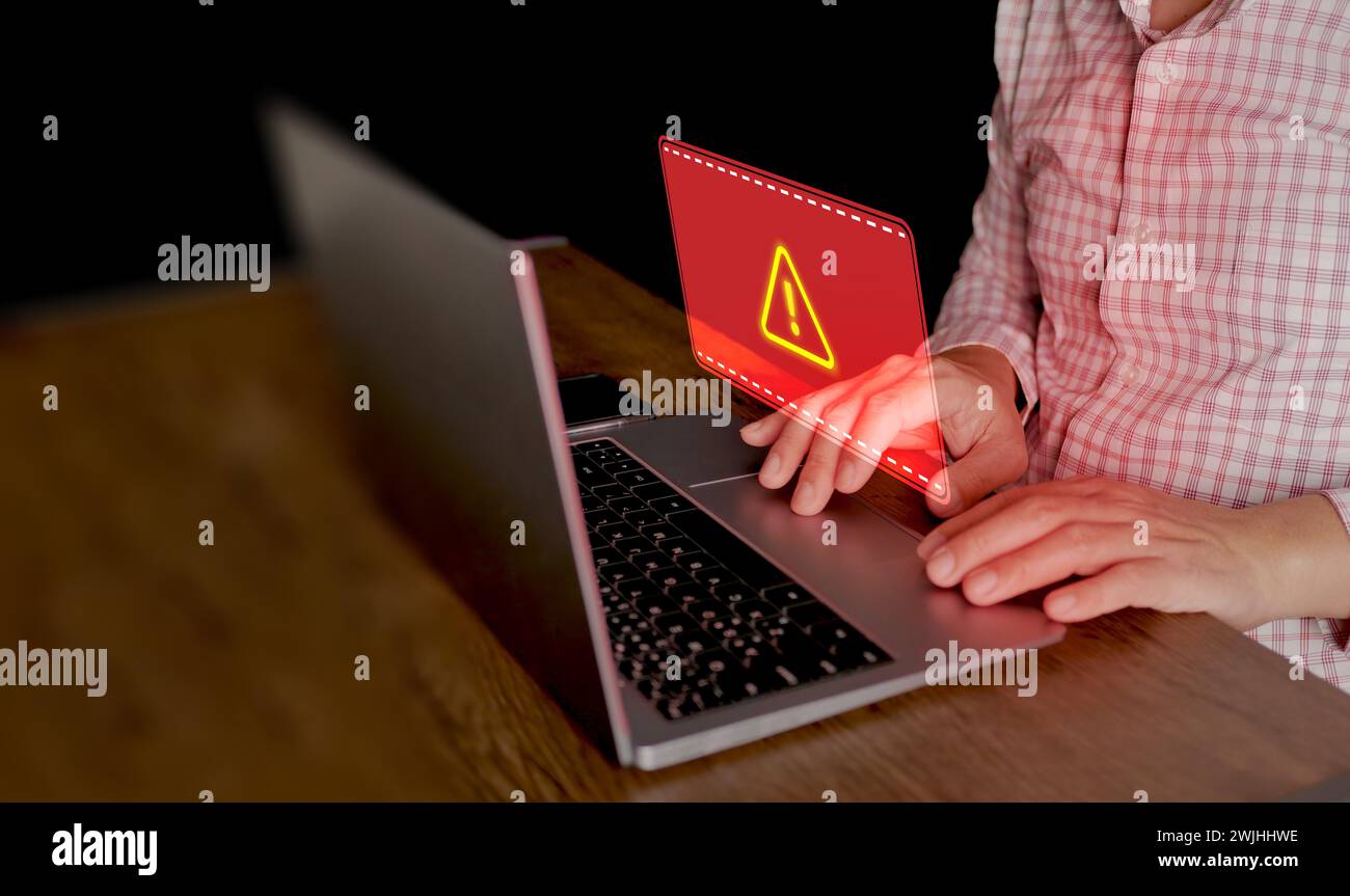 Concetto di sicurezza informatica. Avvisi di segnale di avvertimento rosso di sistema violato sullo schermo di un notebook del computer. Crimine informatico, virus, hacking online, attacco informatico, maliciou Foto Stock