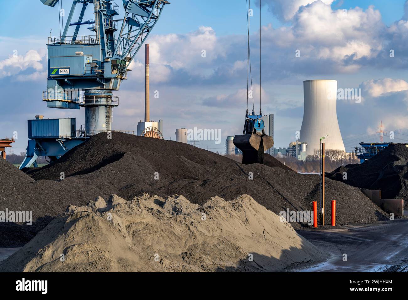 Il porto DI NIAG Rhine a Rheinberg-Orsoy, lo scarico di navi da carico con carbone importato e il caricamento su vagoni merci ferroviari, sullo sfondo la STEAG Foto Stock