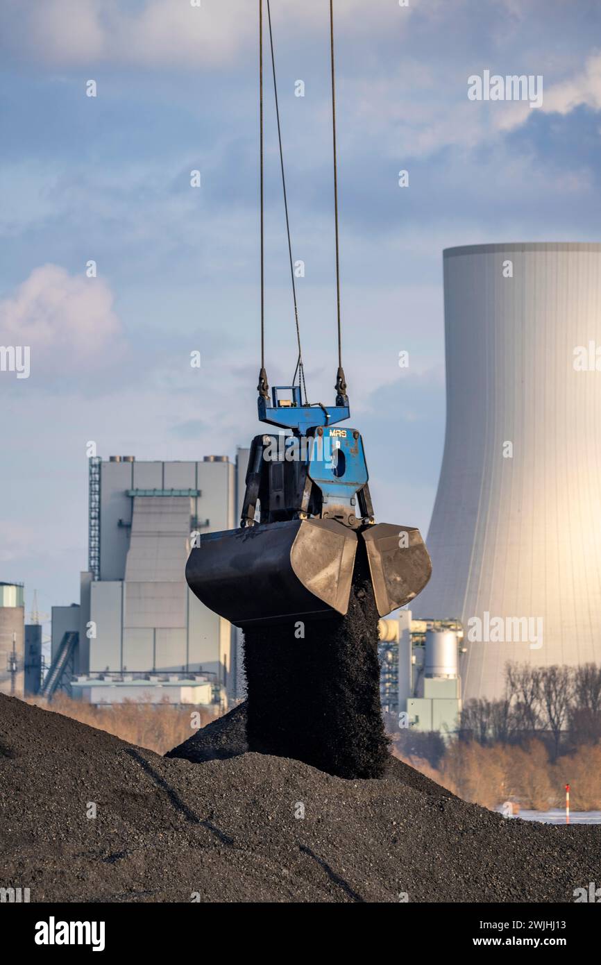 Il porto DI NIAG Rhine a Rheinberg-Orsoy, lo scarico di navi da carico con carbone importato e il caricamento su vagoni merci ferroviari, sullo sfondo la STEAG Foto Stock