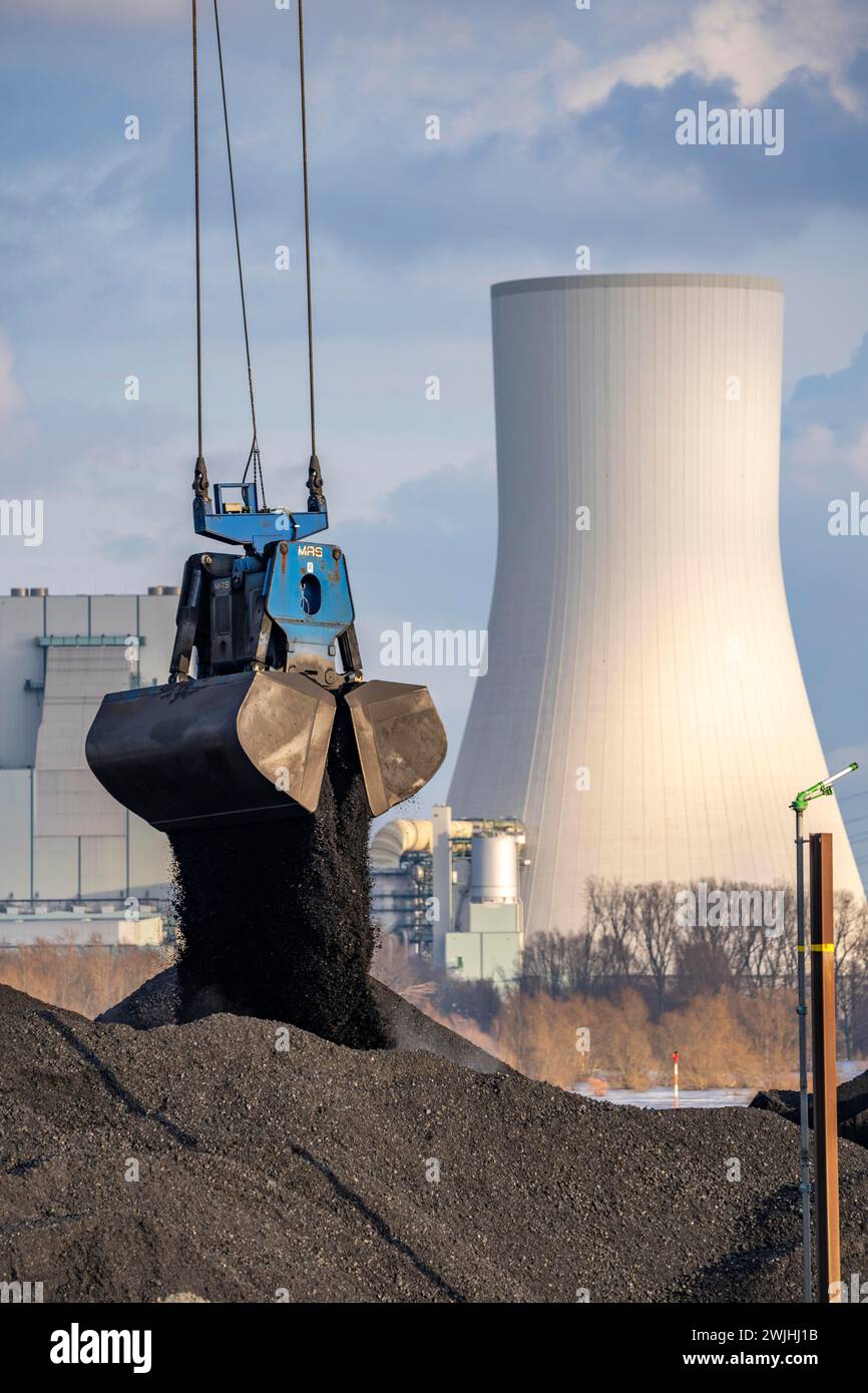 Il porto DI NIAG Rhine a Rheinberg-Orsoy, lo scarico di navi da carico con carbone importato e il caricamento su vagoni merci ferroviari, sullo sfondo la STEAG Foto Stock