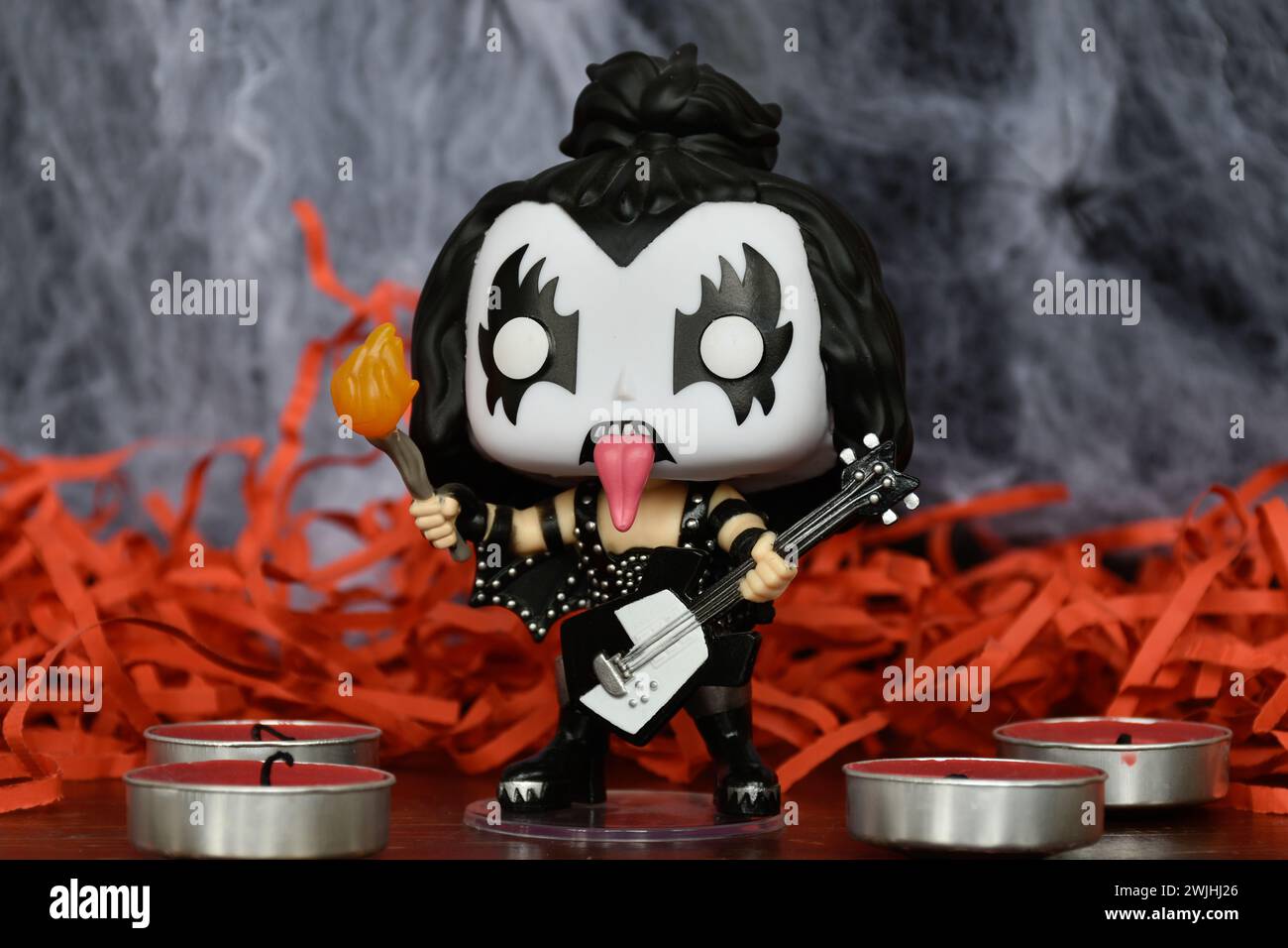 Funko Pop action figure del famoso musicista showman Gene Simmons, il frontman dei Demon della rock band Kiss. Ragnatela, arredamento rosso, candele, moody, spettrale. Foto Stock