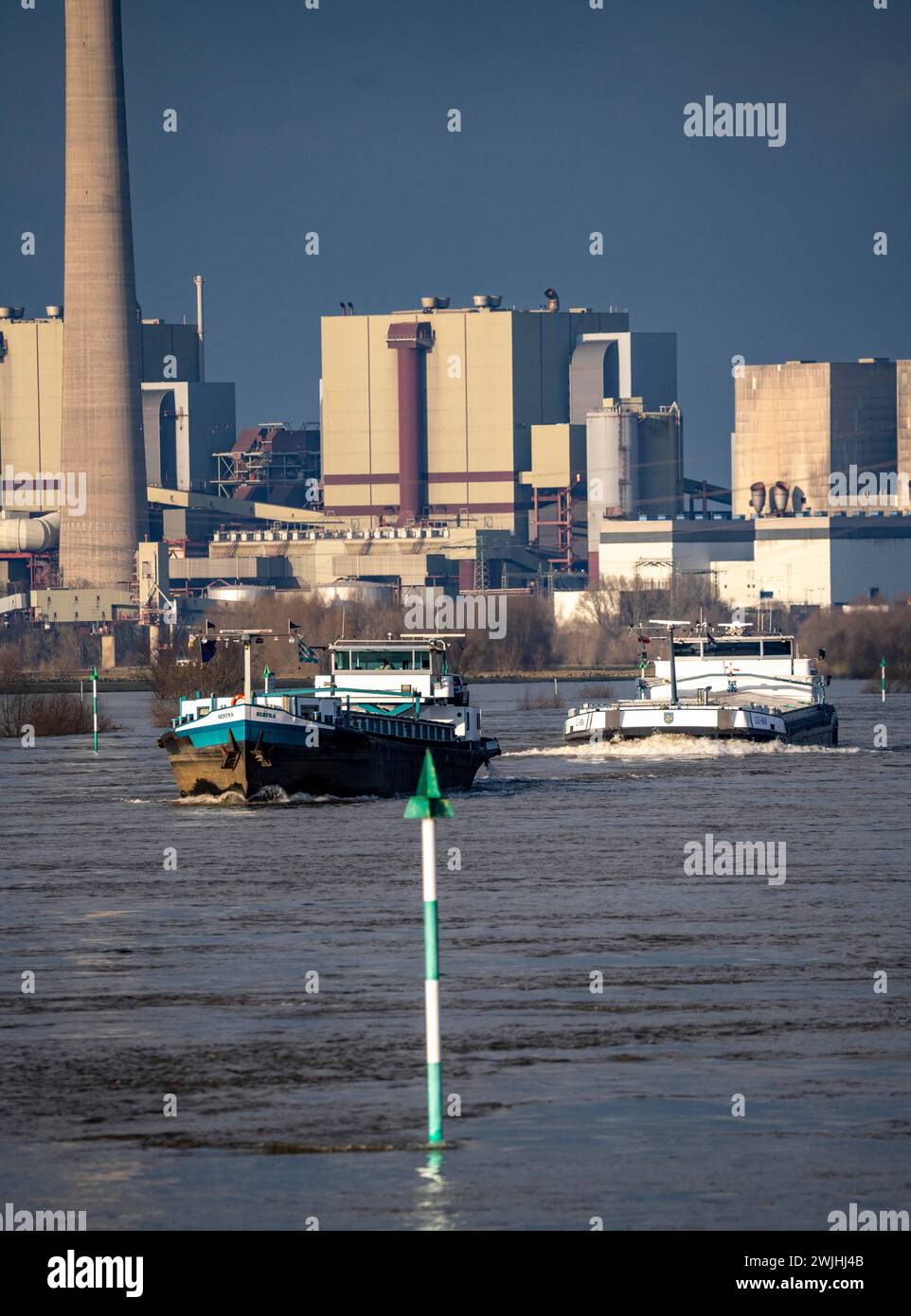 Navi da carico sul Reno vicino a Rheinberg, sullo sfondo la centrale elettrica a carbone di Voerde, attualmente in fase di smantellamento, fl Foto Stock