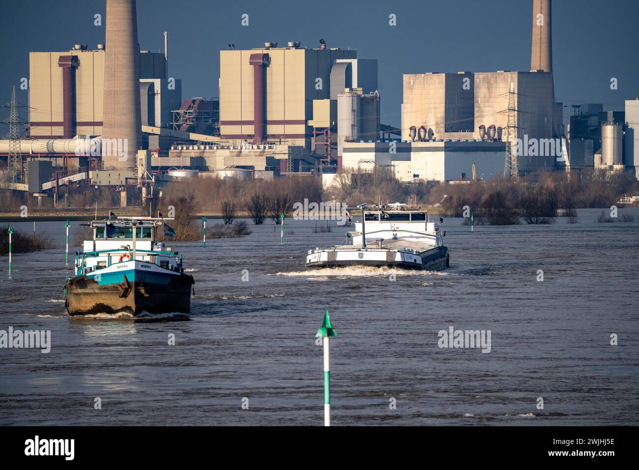 Navi da carico sul Reno vicino a Rheinberg, sullo sfondo la centrale elettrica a carbone di Voerde, attualmente in fase di smantellamento, fl Foto Stock