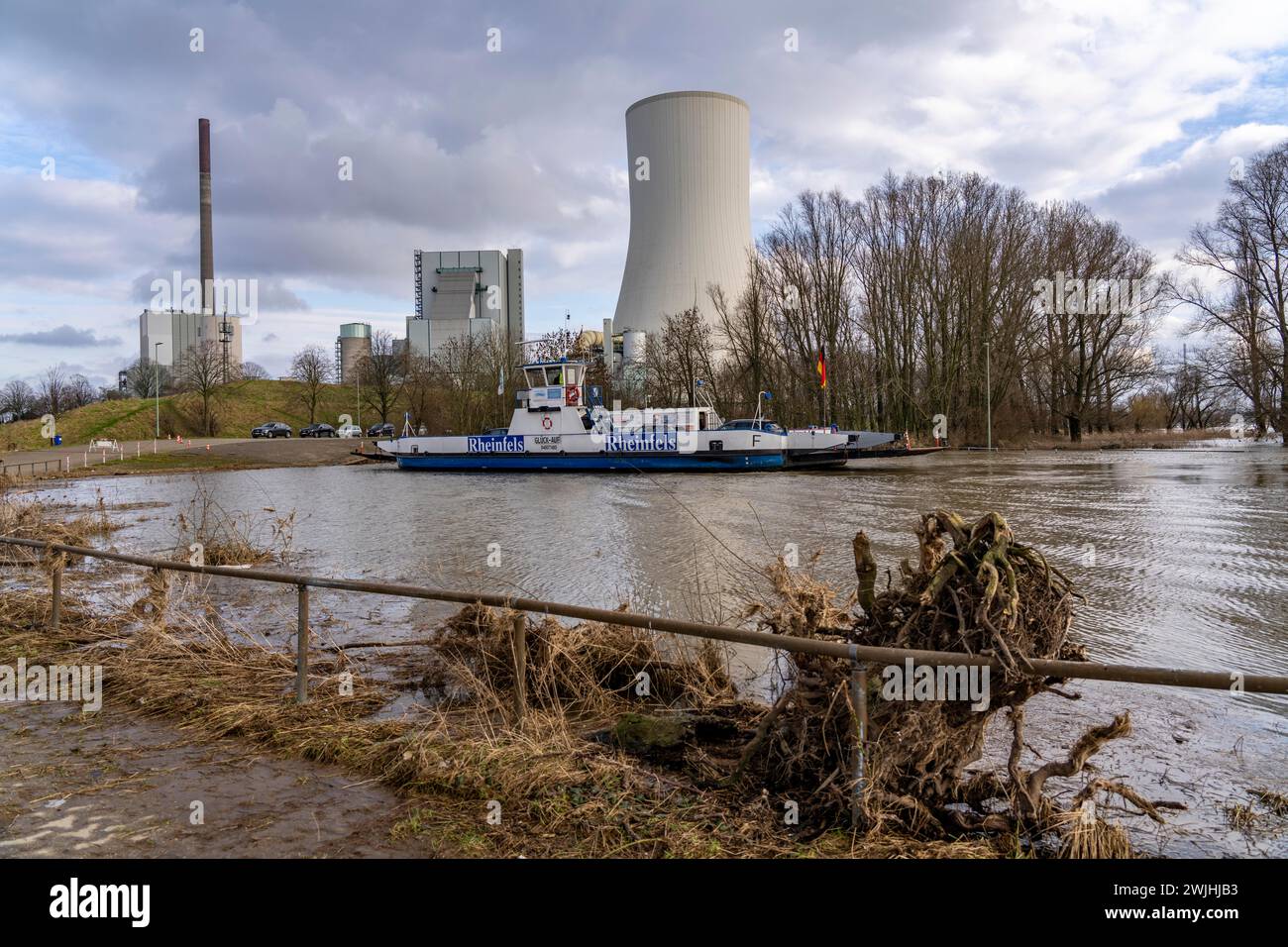 Traghetto sul Reno tra Duisburg-Walsum e Rheinberg-Orsoy, inondazione, centrale elettrica STEAG Walsum, NRW, Germania, Foto Stock