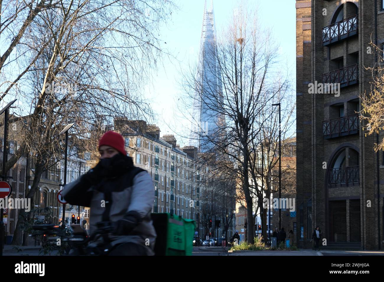 Ciclista in consegna sulla Cycleway 4, Bermondsey, sud-est di Londra, Regno Unito Foto Stock