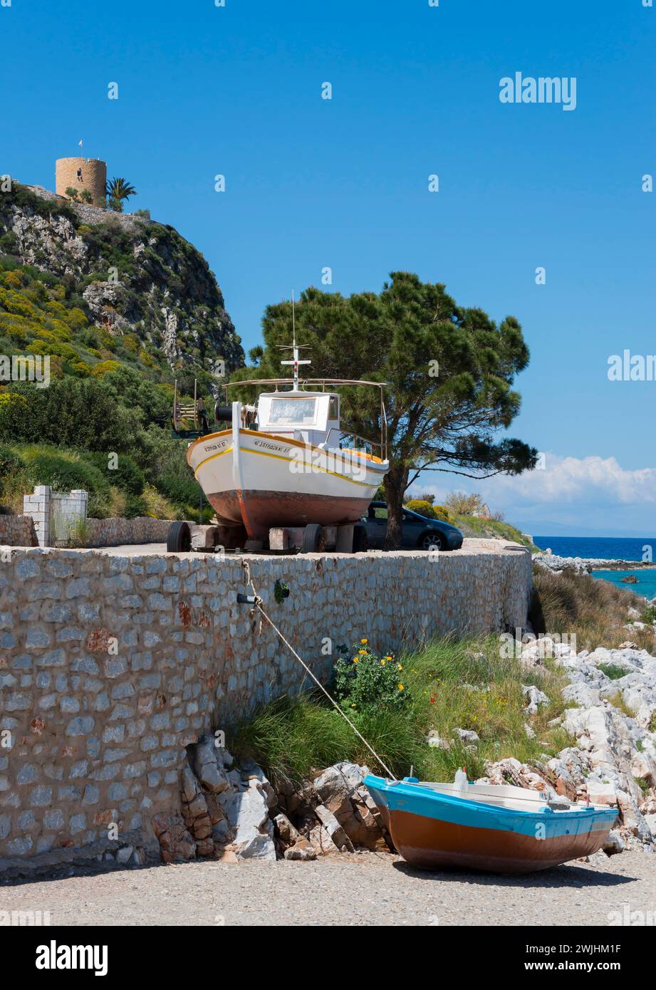 Una barca sulla terraferma sullo sfondo pittoresco con un'altra barca, Limeni, Areopoli, Laconia, Peloponneso, Grecia Foto Stock