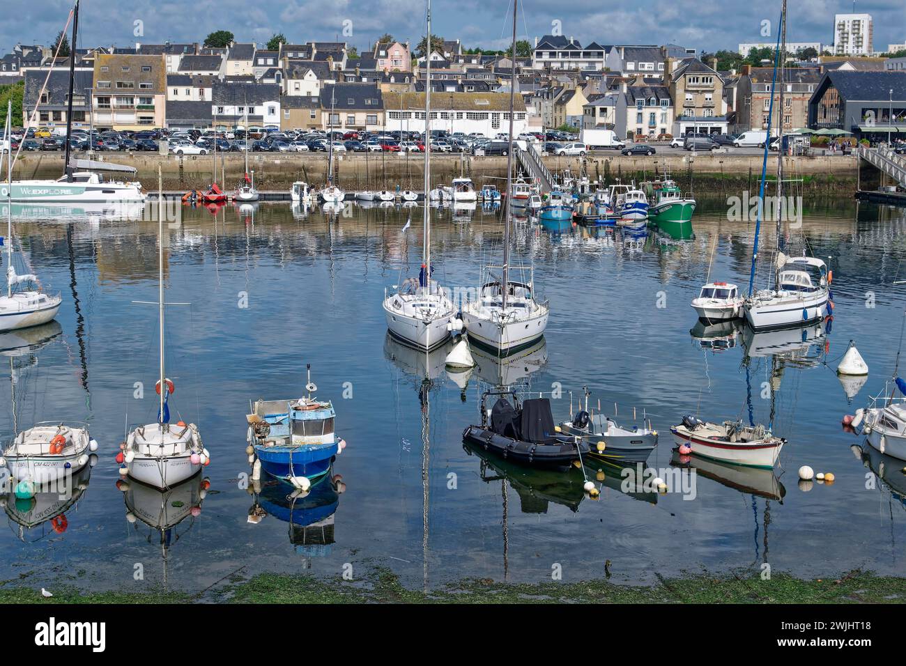 Il porto interno di Concarneau in Bretagna. Finistere, Francia Foto Stock