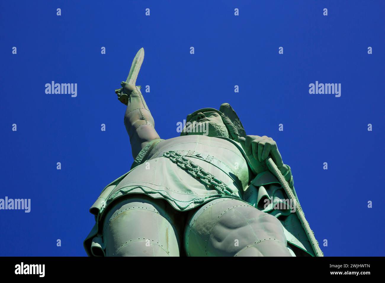 Un monumento al capo della tribù Cherusci Arminio che distrusse tre legioni romane nella battaglia della foresta di Teutoburgo nel 9 d.C. a Detmold, in Germania Foto Stock