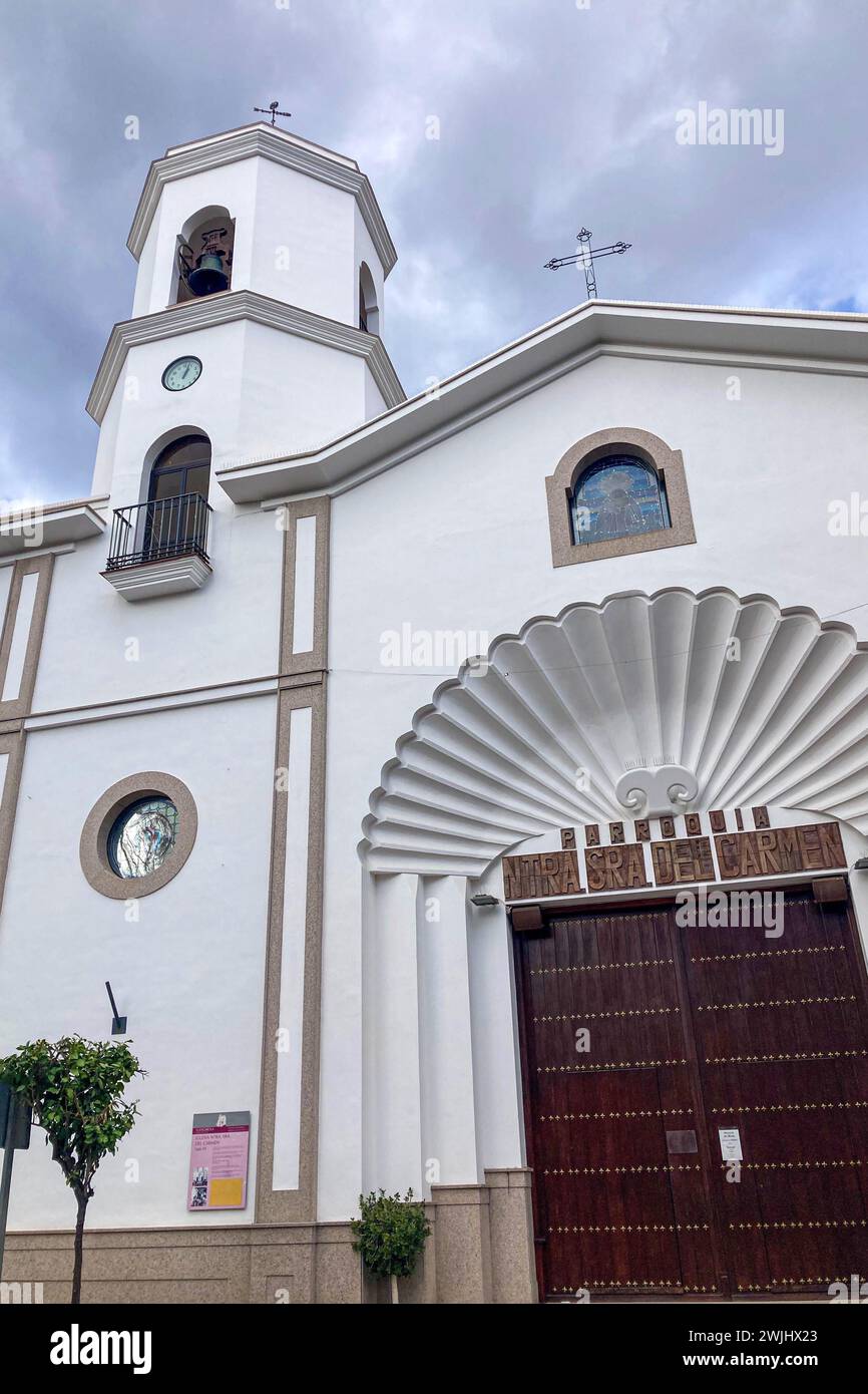 FUENGIROLA, SPAGNA - 17 FEBBRAIO 2024: Chiesa di Santa Carmen a Fuengirola, Spagna, il 17 febbraio 2024 Foto Stock