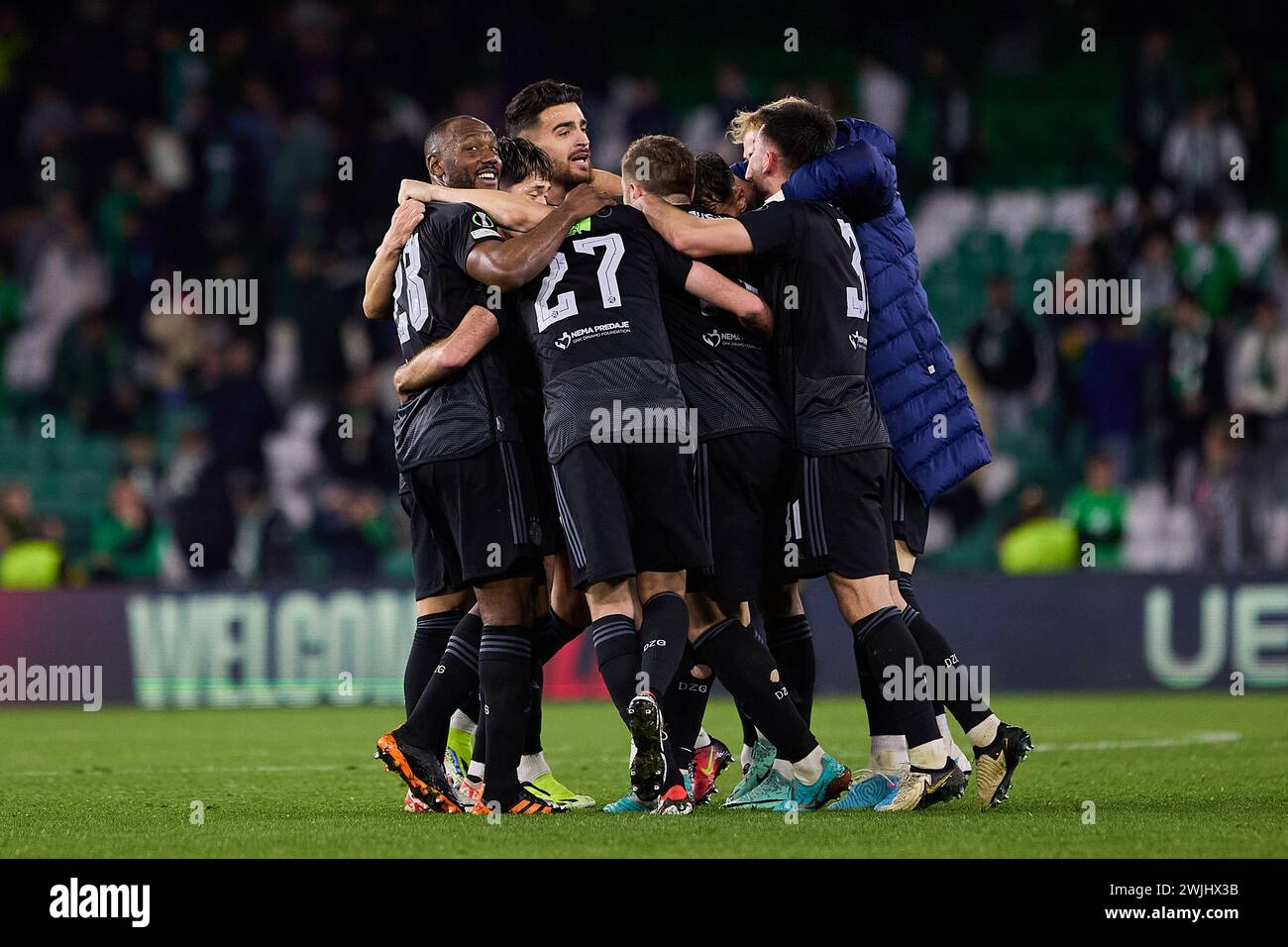 Siviglia, Spagna. 15 febbraio 2024. I giocatori della Dinamo Zagabria che celebrano la vittoria a tempo pieno durante la UEFA Conference League, partita intermedia, tra Real Betis e Dinamo Zagabria giocata allo stadio Benito Villamarin il 15 febbraio 2024 a Siviglia, Spagna. (Foto di Andres Gongora/PRESSINPHOTO) credito: PRESSINPHOTO SPORTS AGENCY/Alamy Live News Foto Stock