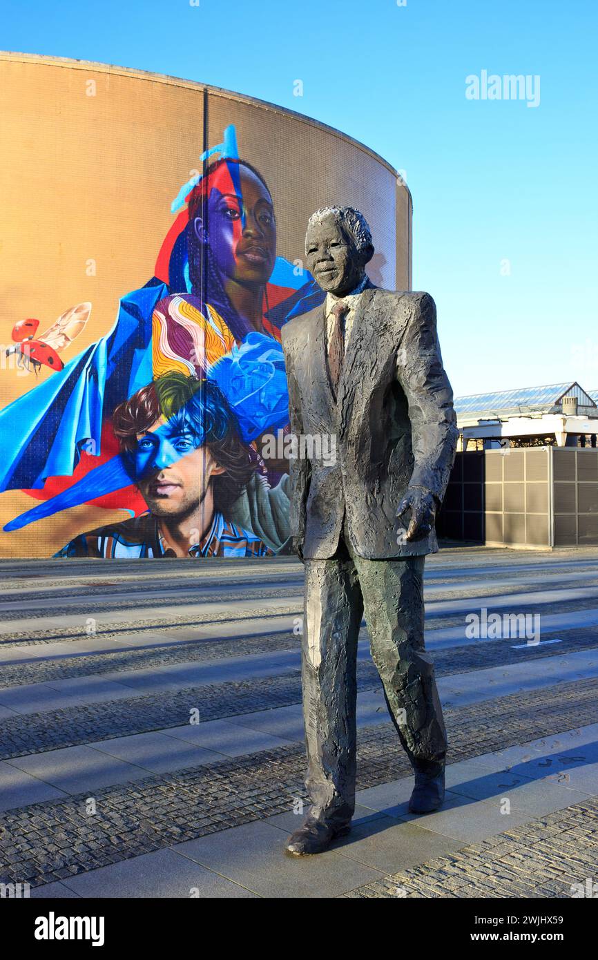 Monumento all'attivista anti-apartheid sudafricano e presidente Nelson Mandela (1918-2013) intitolato "Long Walk to Freedom" a l'Aia, Paesi Bassi Foto Stock