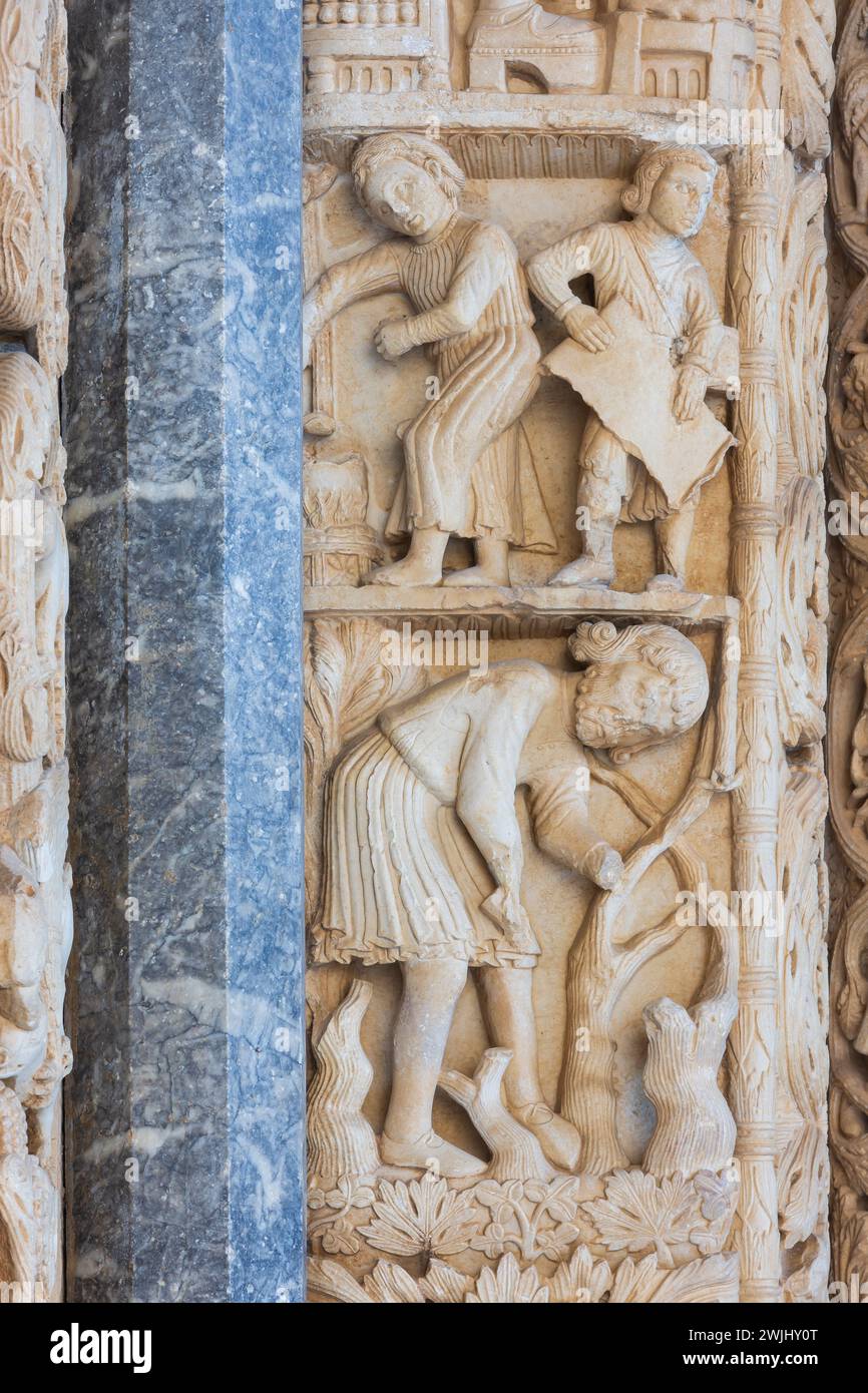 Intricate sculture intagliate a mano all'ingresso principale della cattedrale cattolica romana di St Lawrence (XIII secolo) a Traù, Croazia Foto Stock