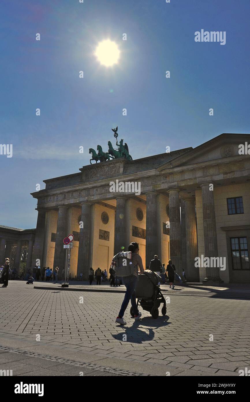 Giornata di sole di fronte alla porta di Brandeburgo, Berlino, Germania Foto Stock