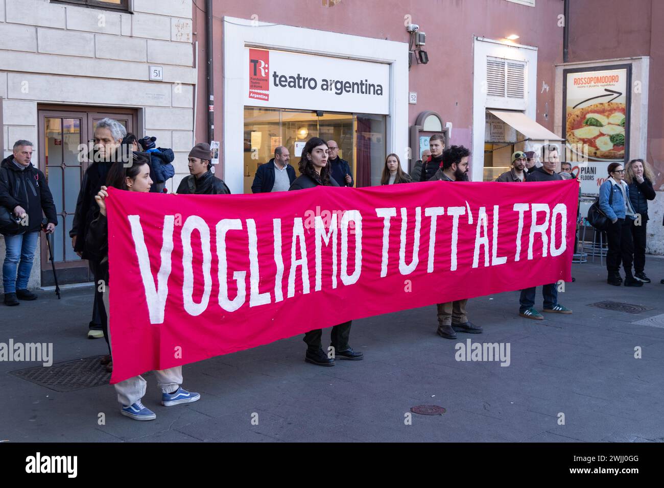 Roma, Italia. 15 febbraio 2024. Sit-in organizzato da attori, attrici e operatori del settore dello spettacolo di fronte al Teatro Argentina di Roma per protestare contro la direzione della Fondazione "Teatro di Roma" (foto di Matteo Nardone/Pacific Press/Sipa USA) crediti: SIPA USA/Alamy Live News Foto Stock