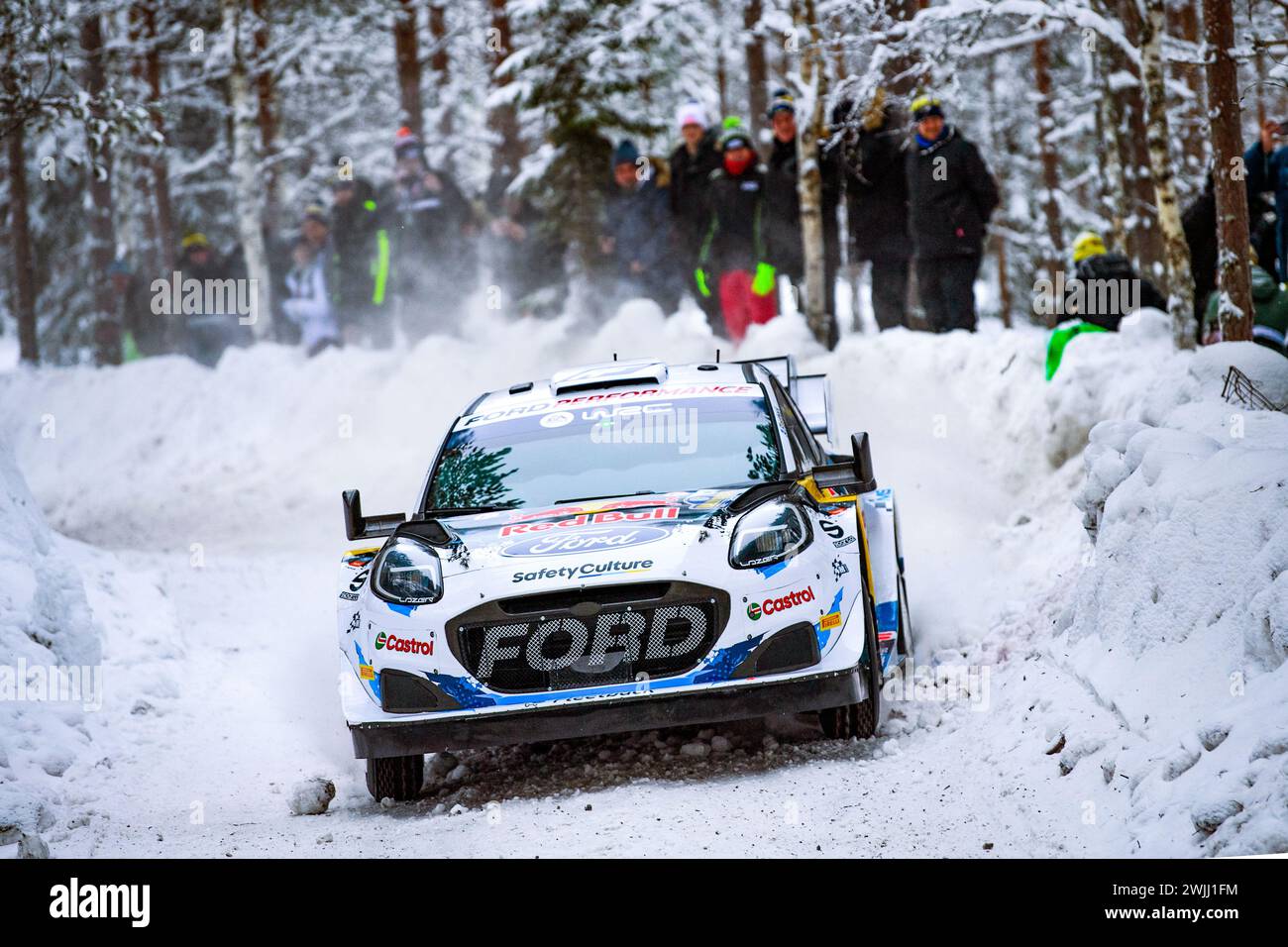 Umea, Svezia. 15 febbraio 2024. Il pilota Adrien Fourmaux (fra) e Alexandre Coria (fra) del Team M-Sport Ford World Rally visto in azione durante il FIA World Rally Championship WRC Rally. (Foto di Luca Barsali/SOPA Images/Sipa USA) credito: SIPA USA/Alamy Live News Foto Stock