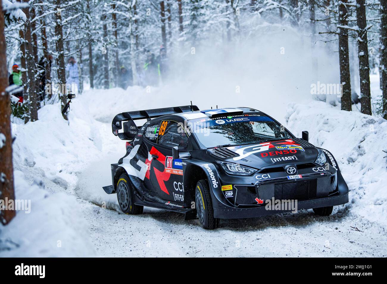 Umea, Svezia. 15 febbraio 2024. Guida Kalle Rovanpera e Jonne Halttunen del Team Toyota Gazoo Racing WRT visti in azione durante il FIA World Rally Championship WRC Rally. (Foto di Luca Barsali/SOPA Images/Sipa USA) credito: SIPA USA/Alamy Live News Foto Stock