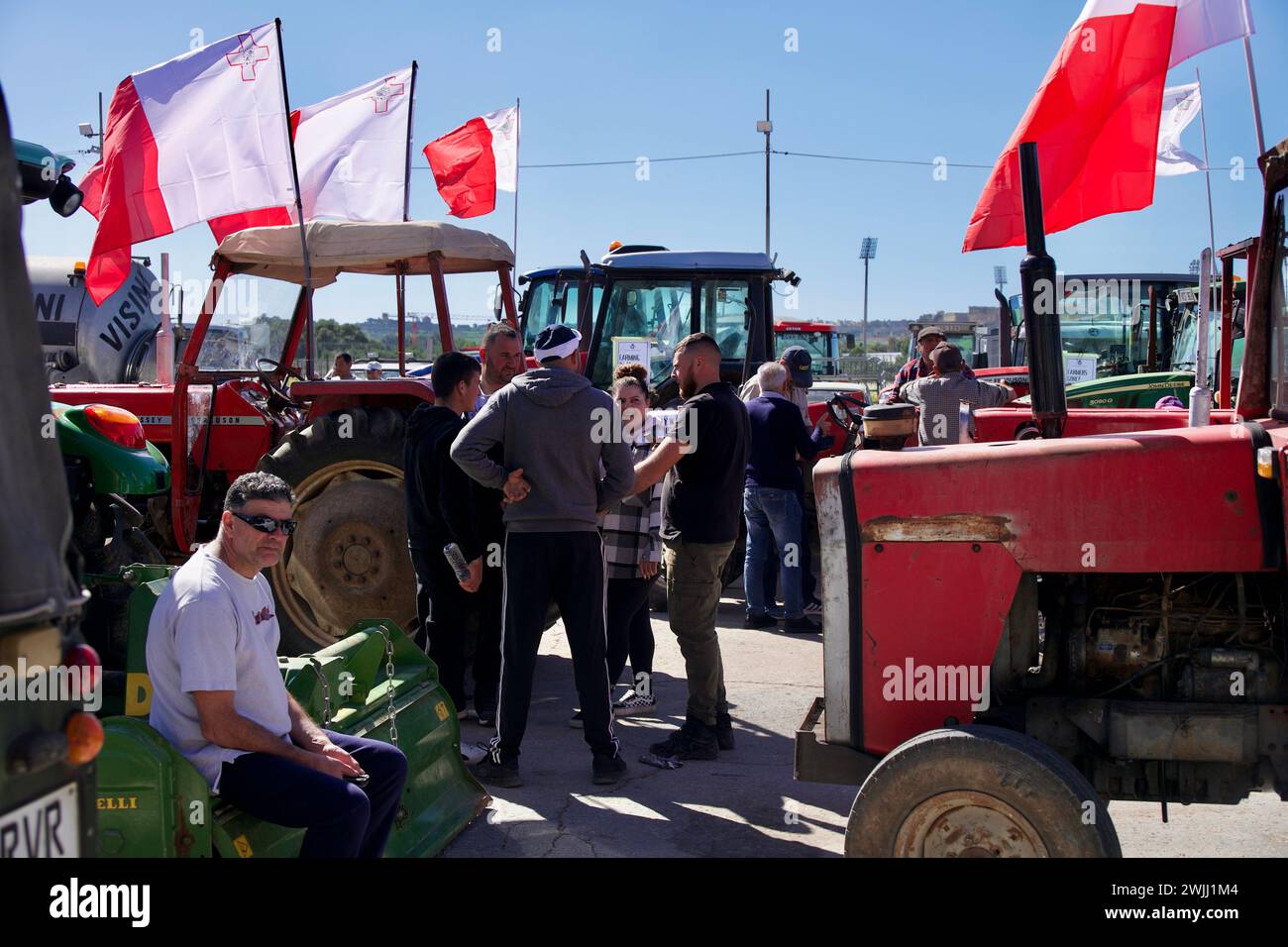 Ta'qali, Malta. 15 febbraio 2024. Gli agricoltori partecipano a una protesta a Ta'Qali, Malta, il 15 febbraio 2024. Gli agricoltori maltesi hanno organizzato una nuova ondata di proteste giovedì, chiedendo più sostegno economico dal loro governo e ribadendo l'opposizione ad alcune politiche dell'Unione europea relative all'agricoltura e alla protezione dell'ambiente. Credito: Jonathan Borg/Xinhua/Alamy Live News Foto Stock