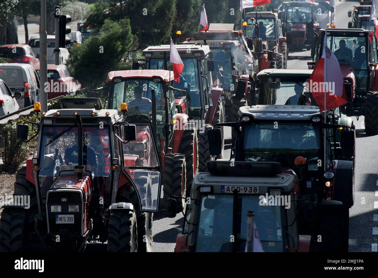 La Valletta. 15 febbraio 2024. La foto scattata il 15 febbraio 2024 mostra i trattori che guidano su una strada durante una protesta degli agricoltori a la Valletta, Malta. Gli agricoltori maltesi hanno organizzato una nuova ondata di proteste giovedì, chiedendo più sostegno economico dal loro governo e ribadendo l'opposizione ad alcune politiche dell'Unione europea relative all'agricoltura e alla protezione dell'ambiente. Credito: Jonathan Borg/Xinhua/Alamy Live News Foto Stock