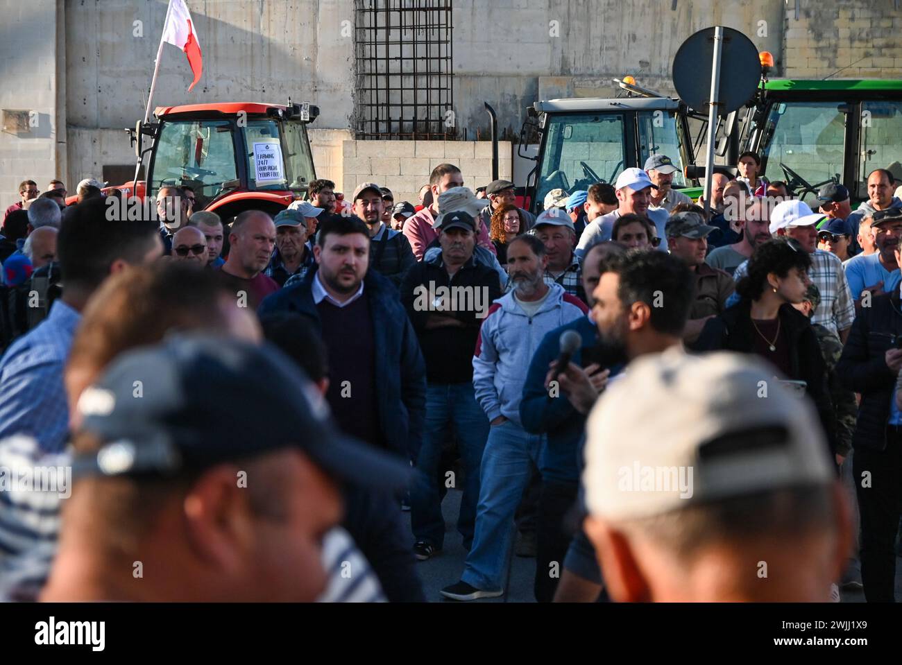 La Valletta, Malta. 15 febbraio 2024. Gli agricoltori partecipano a una protesta a la Valletta, Malta, il 15 febbraio 2024. Gli agricoltori maltesi hanno organizzato una nuova ondata di proteste giovedì, chiedendo più sostegno economico dal loro governo e ribadendo l'opposizione ad alcune politiche dell'Unione europea relative all'agricoltura e alla protezione dell'ambiente. Credito: Jonathan Borg/Xinhua/Alamy Live News Foto Stock