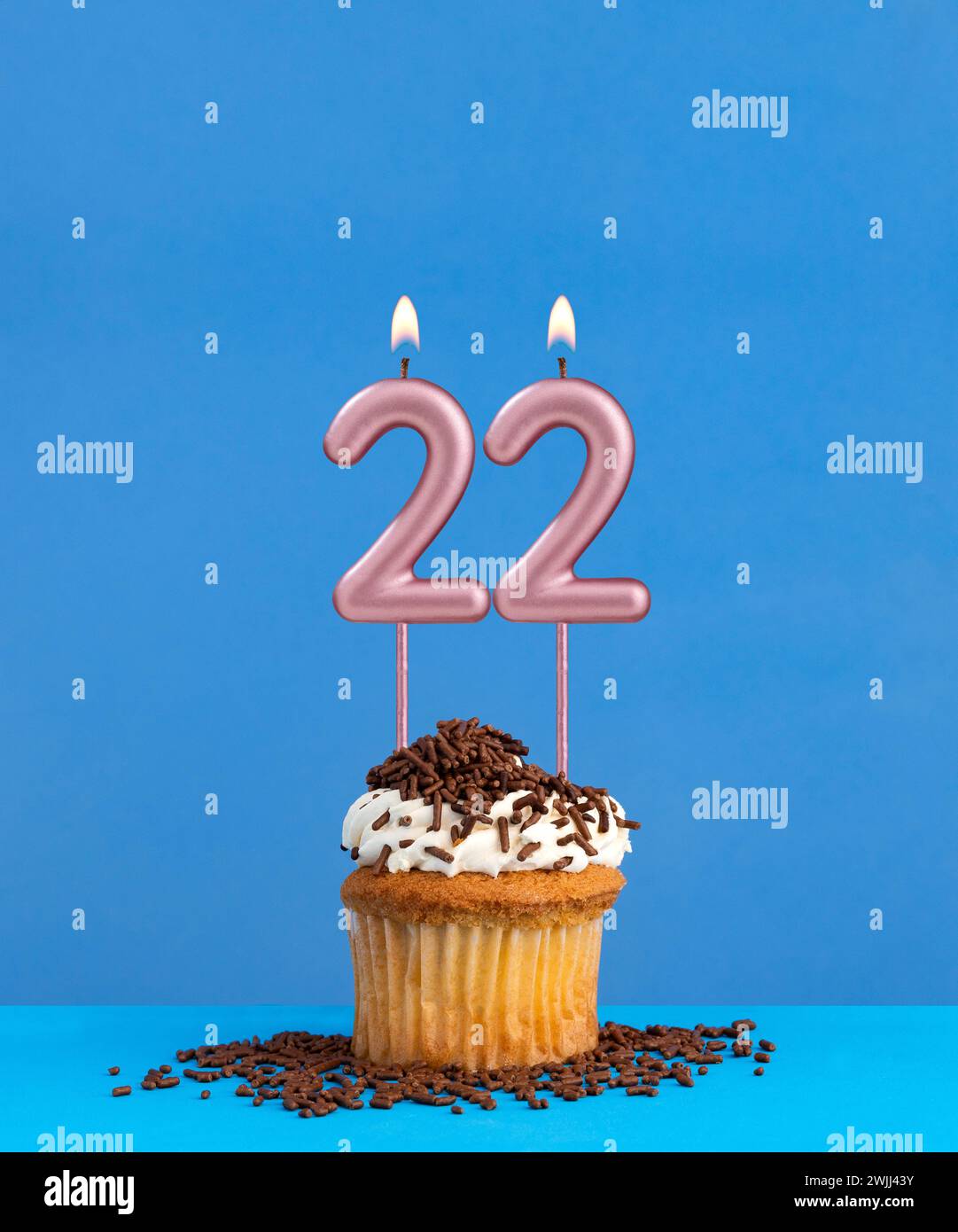 Candela numero 22 - biglietto di compleanno con cupcake su sfondo blu Foto Stock