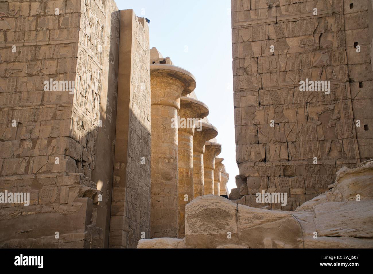 Grande sala Ipostilio e nuvole ai Templi di Karnak (antica Tebe) a Luxor, in Egitto, patrimonio dell'umanità dell'UNESCO e uno dei famosi templi i. Foto Stock