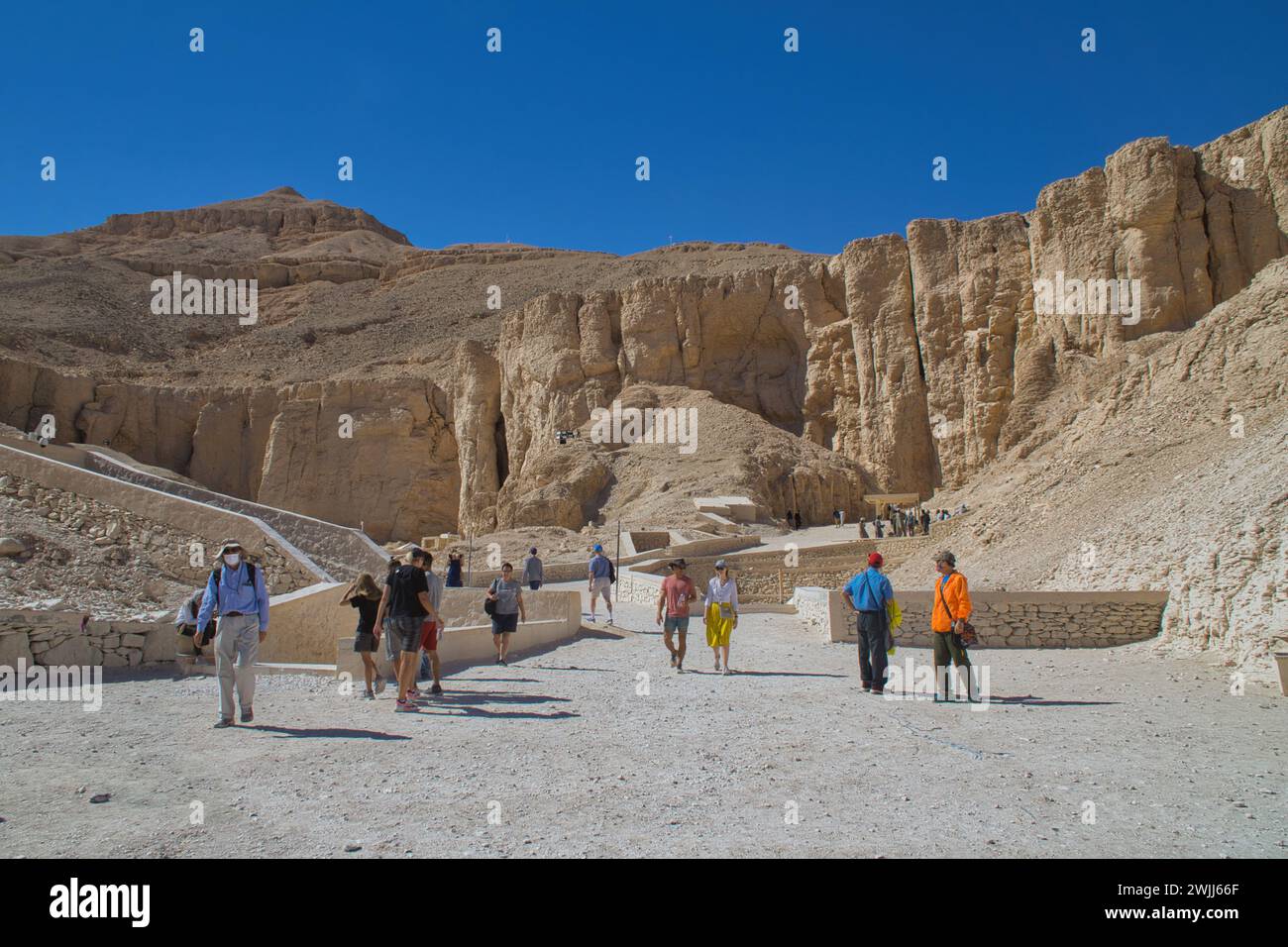 Luxor, Egitto: 23 novembre 2023: Vista panoramica del tempio funerario di Hatshepsut a Luxor, Egitto Foto Stock