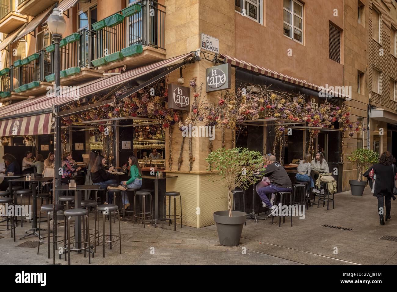Plaza de las Flores, uno spazio urbano pedonale nella città vecchia della città spagnola di Murcia. Centro città pieno di bar e ristoranti, Spagna. Foto Stock
