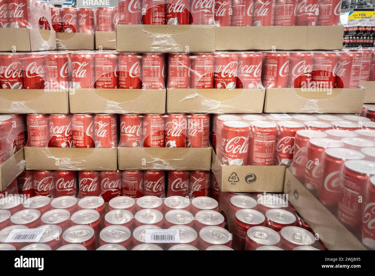 Immagini di un pellet di lattine confezionate di coca cola in vendita a belgrado, Serbia. La Coca-Cola Company è una multinazionale americana fondatrice Foto Stock