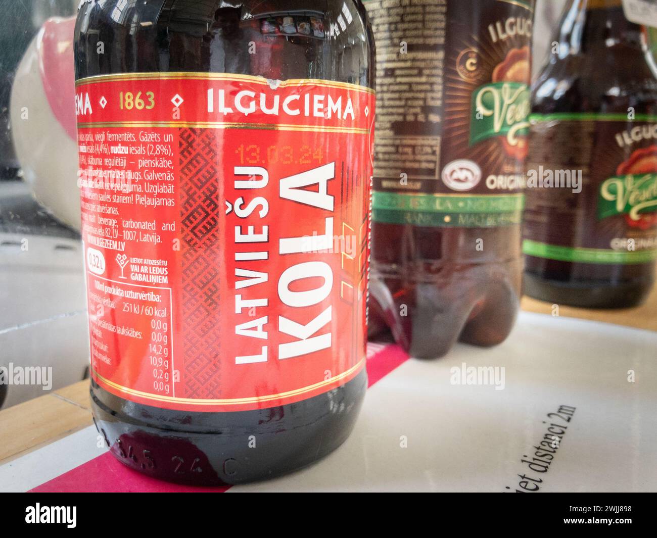Foto di una bottiglia di Latviesu kola in vendita a riga. Latviesu Kola è un prodotto per bevande proveniente dalla Lettonia, caratterizzato dalla sua incorporazione di malto int Foto Stock