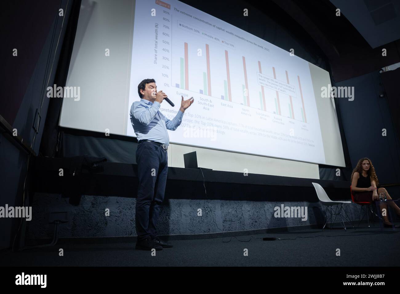 Foto di un ritratto di Thomas Piketty che parla durante una conferenza a belgrado, in Serbia. Thomas Piketty è un economista francese professore di ec Foto Stock