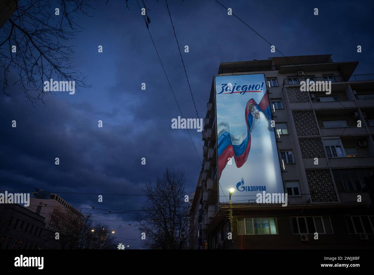 Foto del poster di Gazprom scattato a Belgrado, in Serbia, con il loro logo. La PJSC Gazprom è una multinazionale russa dell'energia di proprietà statale Foto Stock