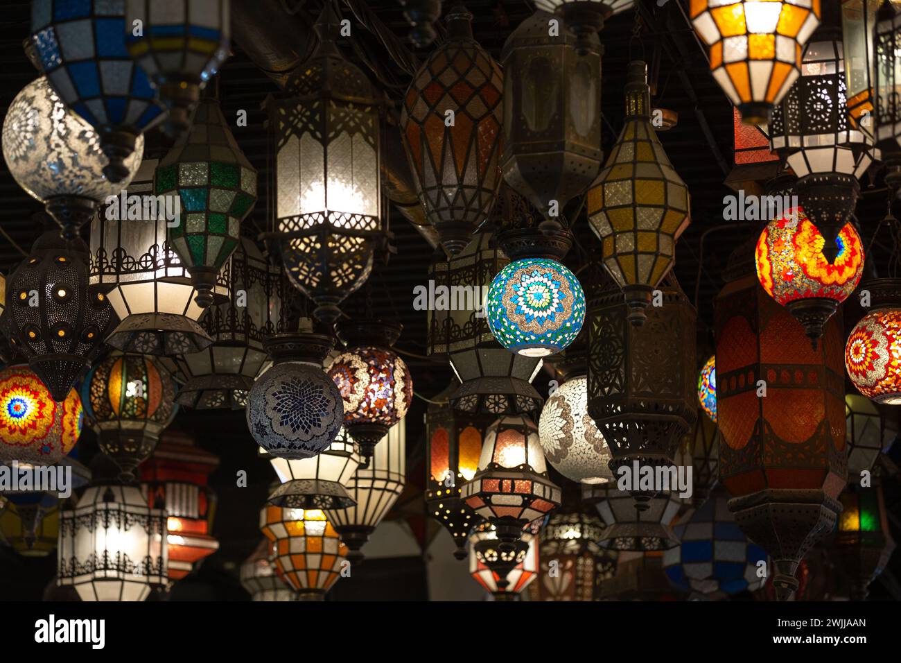 Lanterne orientali arabe tradizionali del Ramadan Kareem garland, lanterne ornamentali mussulmane appese Foto Stock