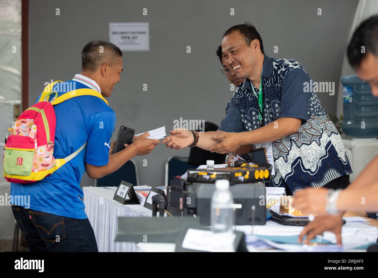Bandung, Indonesia - 14 febbraio 2024: Persone viste partecipare alle elezioni generali in Indonesia. Foto Stock