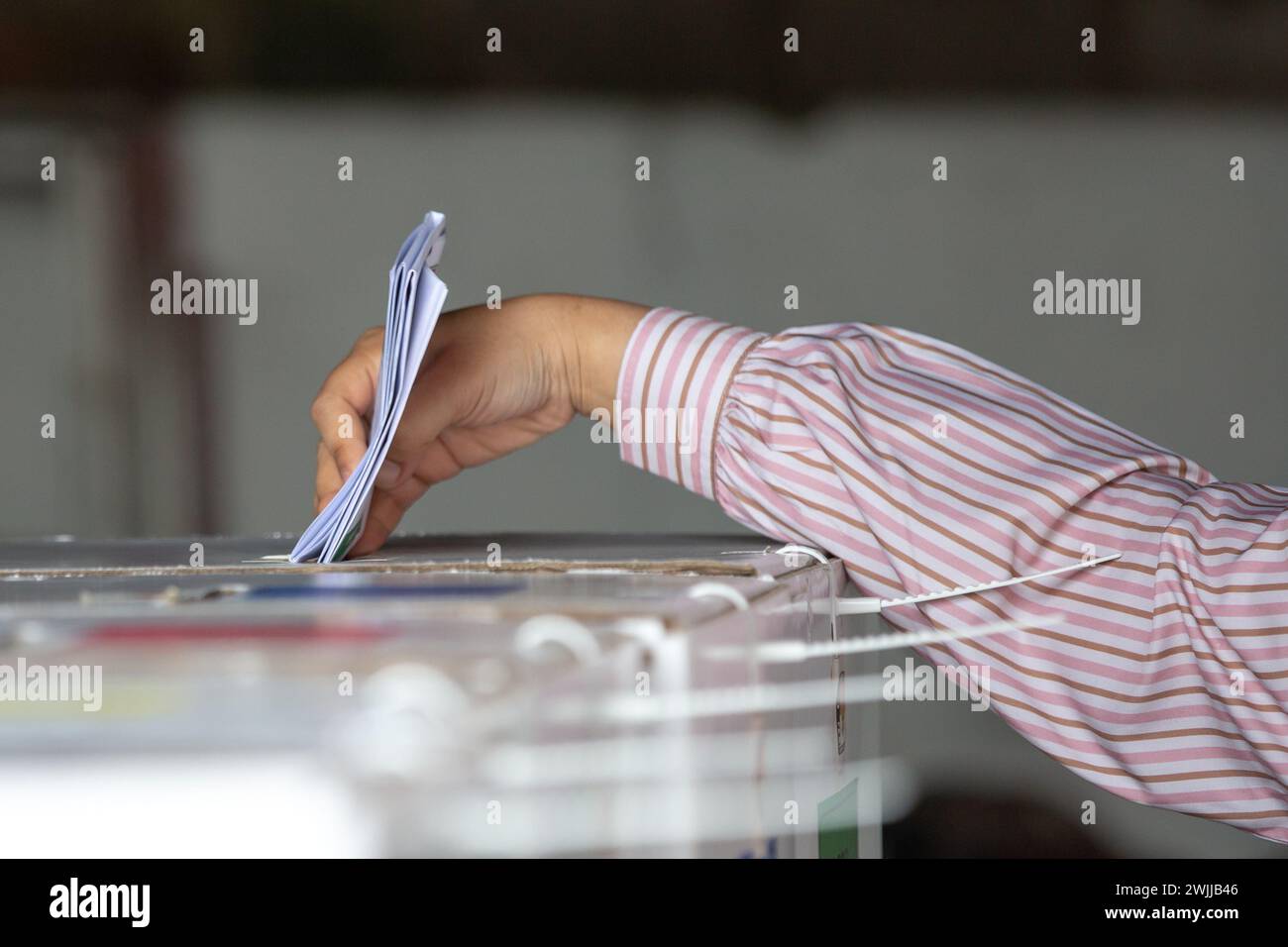 Bandung, Indonesia - 14 febbraio 2024: Persone viste partecipare alle elezioni generali in Indonesia. Foto Stock