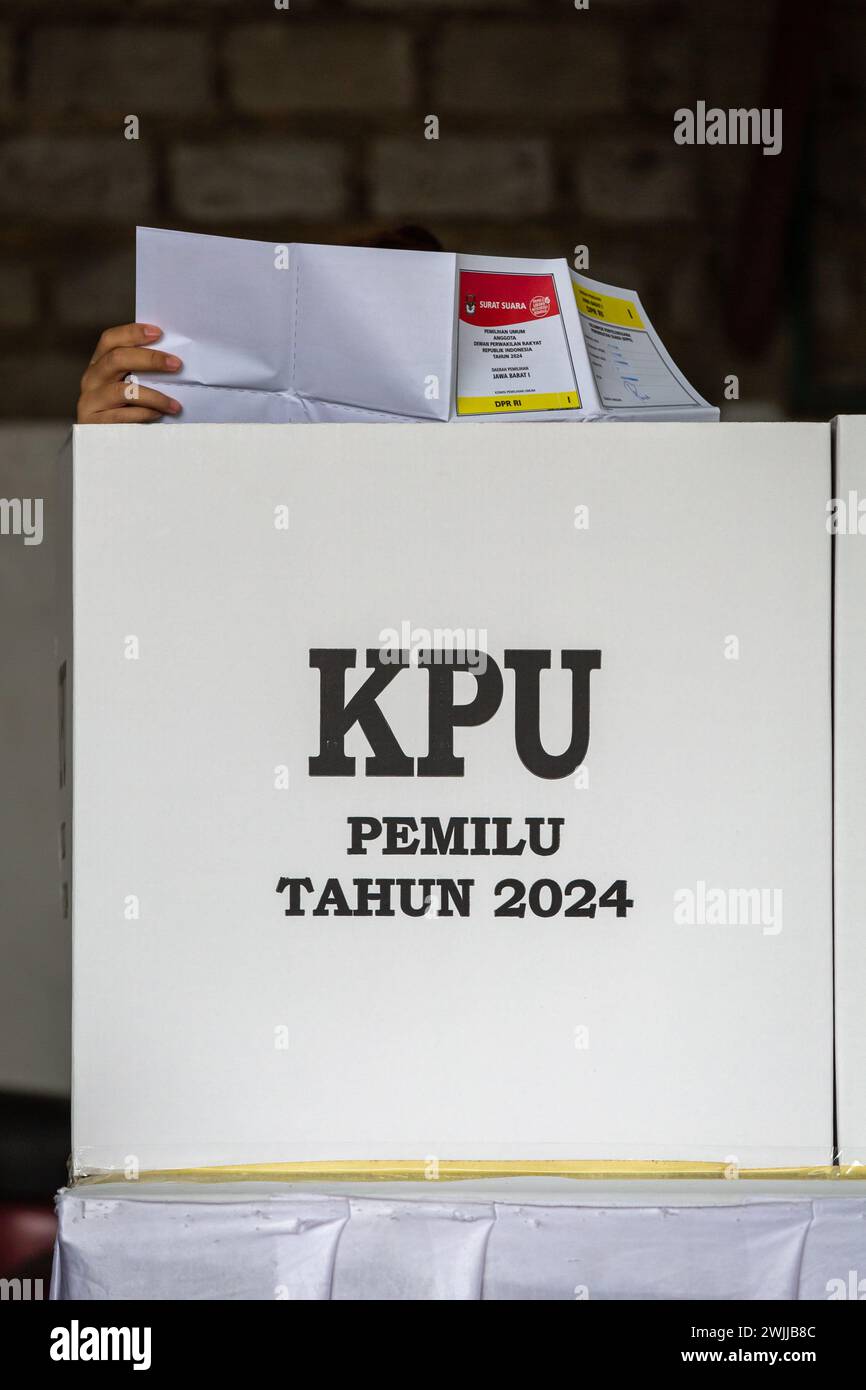 Bandung, Indonesia - 14 febbraio 2024: Persone viste partecipare alle elezioni generali in Indonesia. Foto Stock
