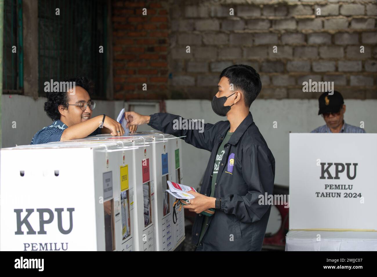 Bandung, Indonesia - 14 febbraio 2024: Persone viste partecipare alle elezioni generali in Indonesia. Foto Stock