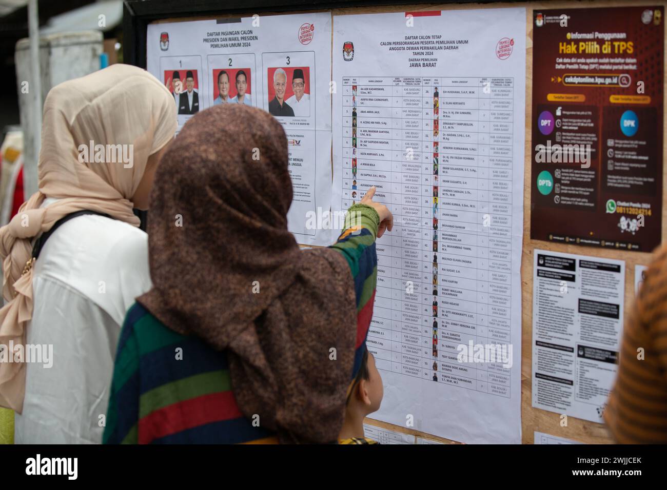 Bandung, Indonesia - 14 febbraio 2024: Persone viste partecipare alle elezioni generali in Indonesia. Foto Stock