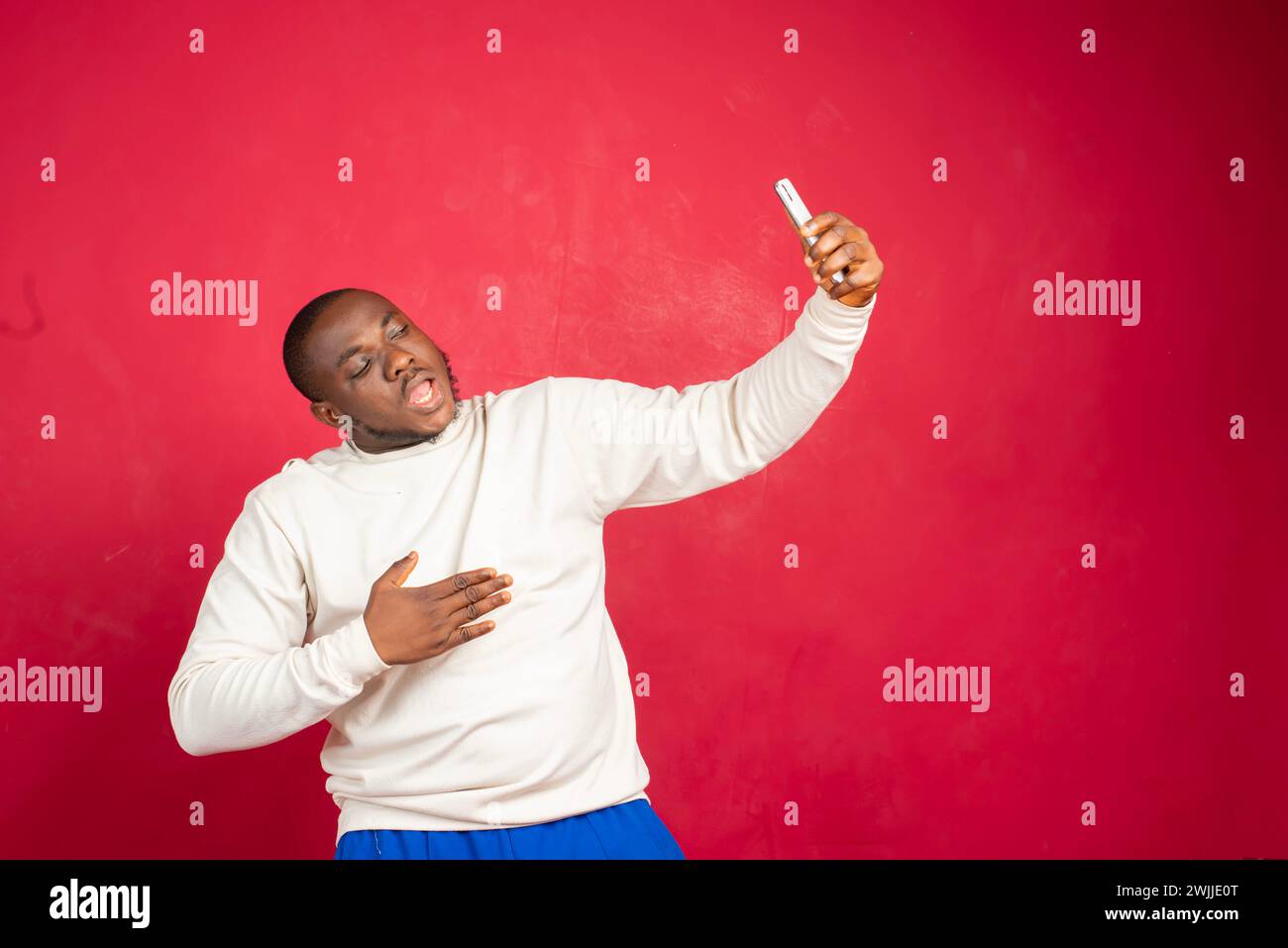 giovane afro americano nero sorridente felice di scattare selfie autoritratti con il telefono cellulare Foto Stock