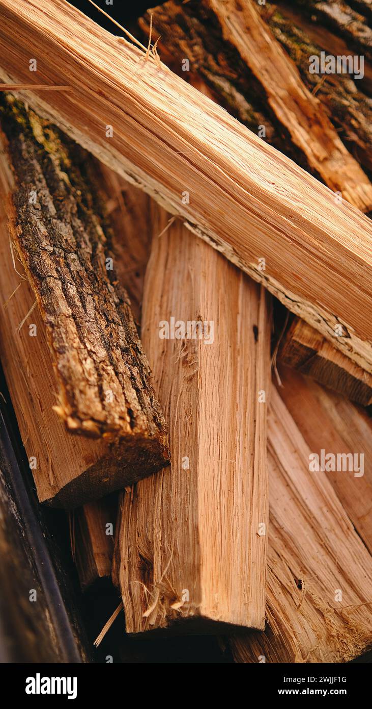 Una pila di legna da ardere invernale per la fossa del fuoco. Foto Stock
