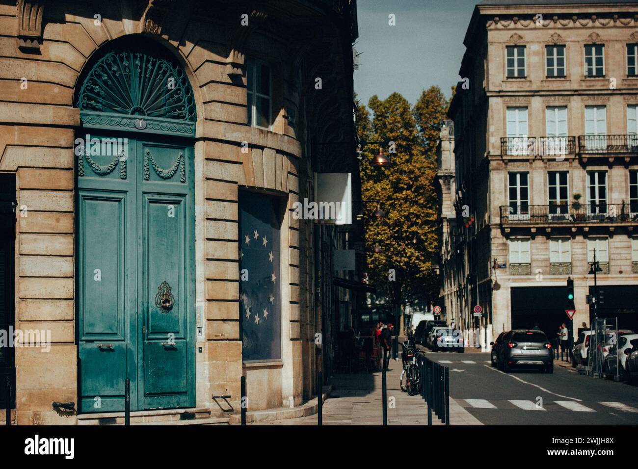 Parigi, Francia. 1 maggio 2023 bellissimo vecchio edificio con grande porta ad arco in legno blu d'epoca. Il cinema filtra la strada e l'architettura della città vecchia. Foto Stock