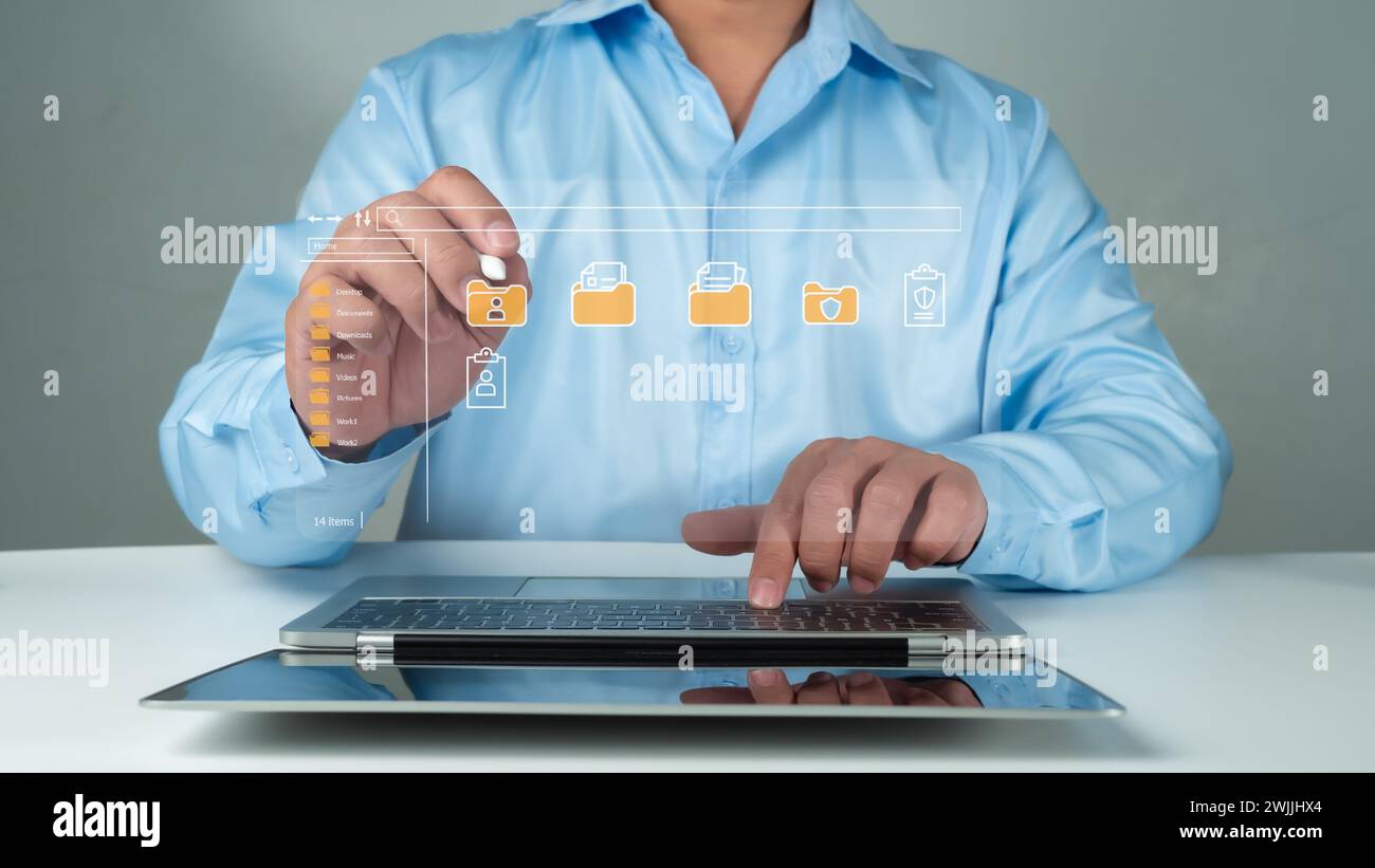 Concetto di trasferimento documenti, sistema di gestione documenti cartella DMS Open file folder with Flying blank documents with computer. Backup trasferimento dati, Foto Stock