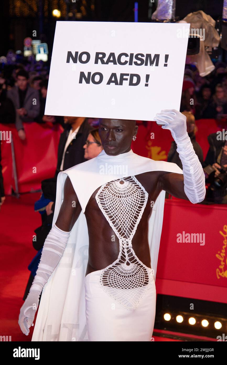 Berlino, Germania. 15 febbraio 2024. Papis Loveday partecipa al Red Carpet di apertura durante il 74° Berlinale International Film Festival di Berlino al Grand Hyatt Hotel di Berlino, Germania, il 15 febbraio 2024. Foto di Aurore Marechal/ABACAPRESS.COM credito: Abaca Press/Alamy Live News Foto Stock