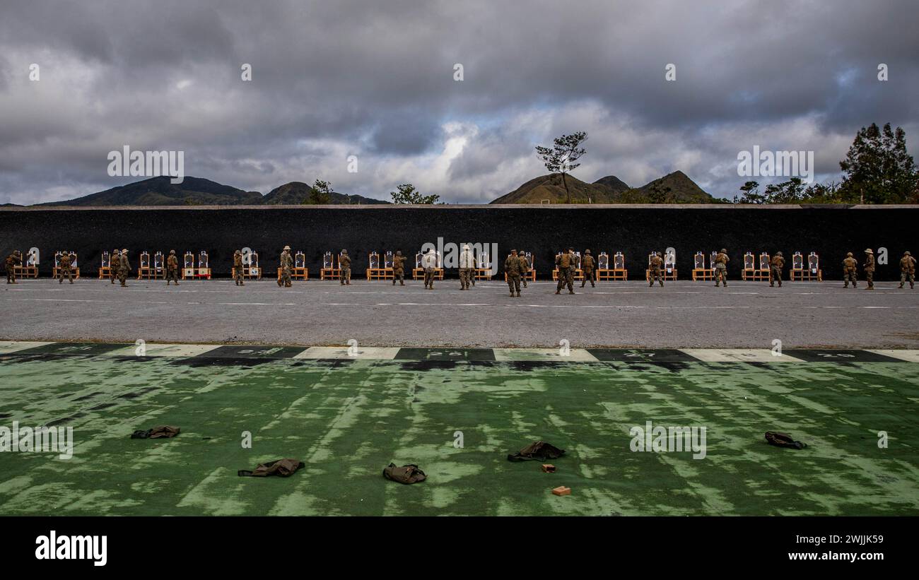 I Marines statunitensi con Combat Logistics Battalion 4, Combat Logistics Regiment 3, 3rd Marine Logistics Group, sparano i fucili di servizio M16A4 durante una gamma da tavolo da tre a sei a Camp Hansen, Okinawa, Giappone, 7 febbraio 2024. Il raggio faceva parte di un'esercitazione sul campo di battaglione che provava operazioni logistiche cruciali eseguite all'interno di una Alert Contingency Air-Ground Task Force, mirata a migliorare le capacità e la prontezza del CLB-4. (Foto del corpo dei Marines degli Stati Uniti del Cpl. Paley Fenner) Foto Stock