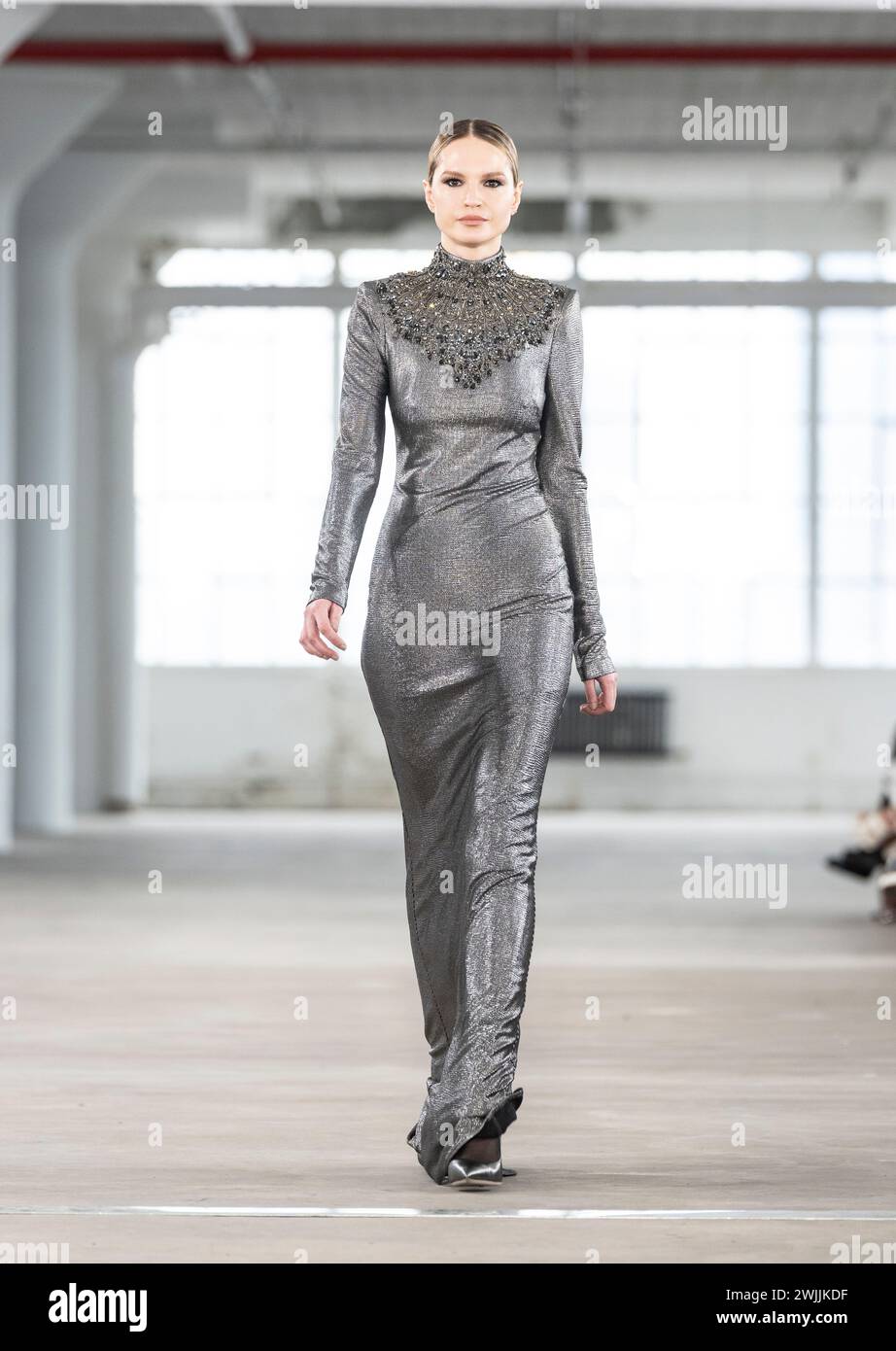 Sfilata di modelli per Badgley Mischka di Mark Badgley e James Mischka durante la New York Fashion Week autunno 2024 allo Starrett-Lehigh Building di New York il 10 febbraio 2024 Foto Stock