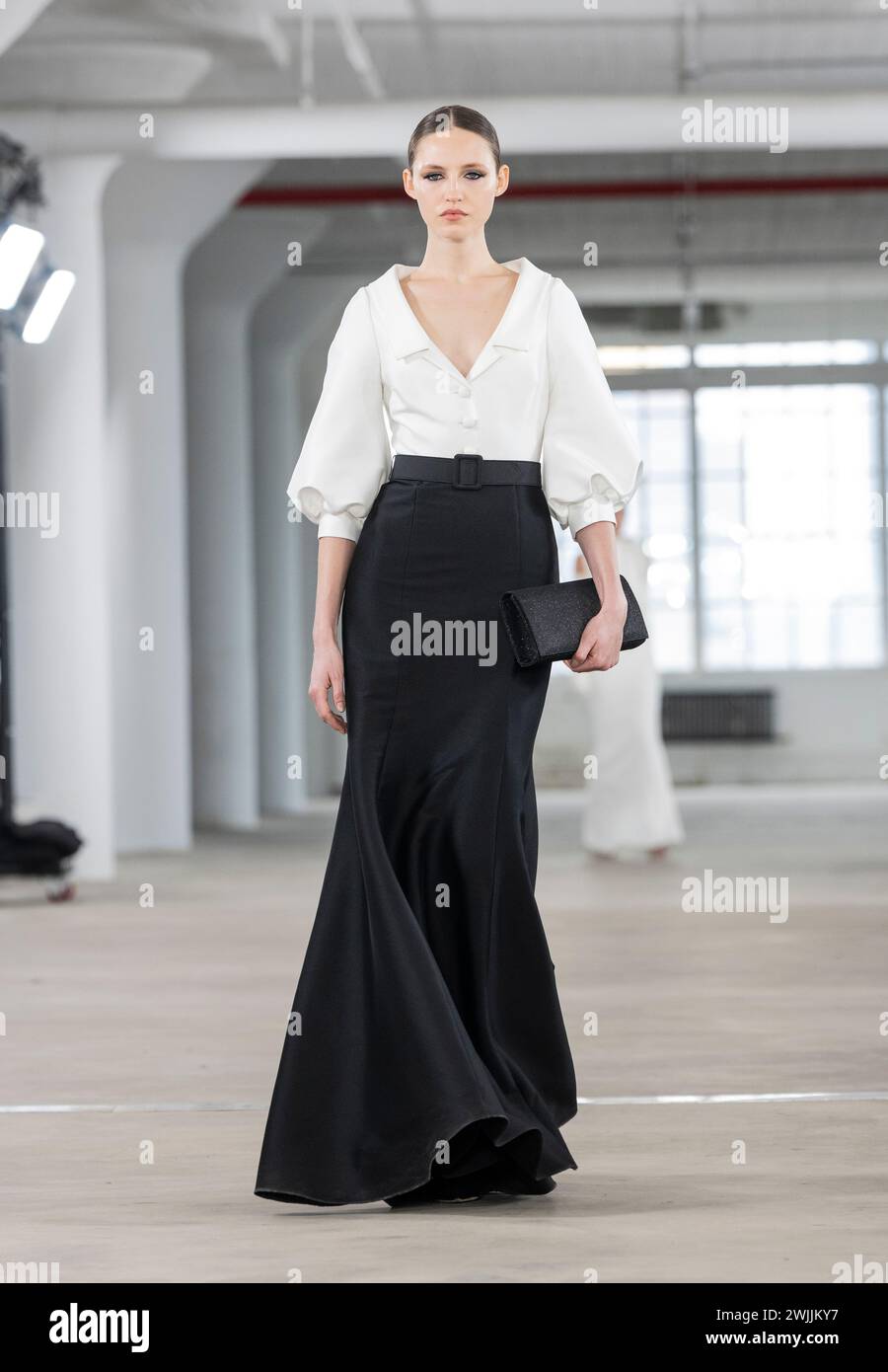 Sfilata di modelli per Badgley Mischka di Mark Badgley e James Mischka durante la New York Fashion Week autunno 2024 allo Starrett-Lehigh Building di New York il 10 febbraio 2024 Foto Stock