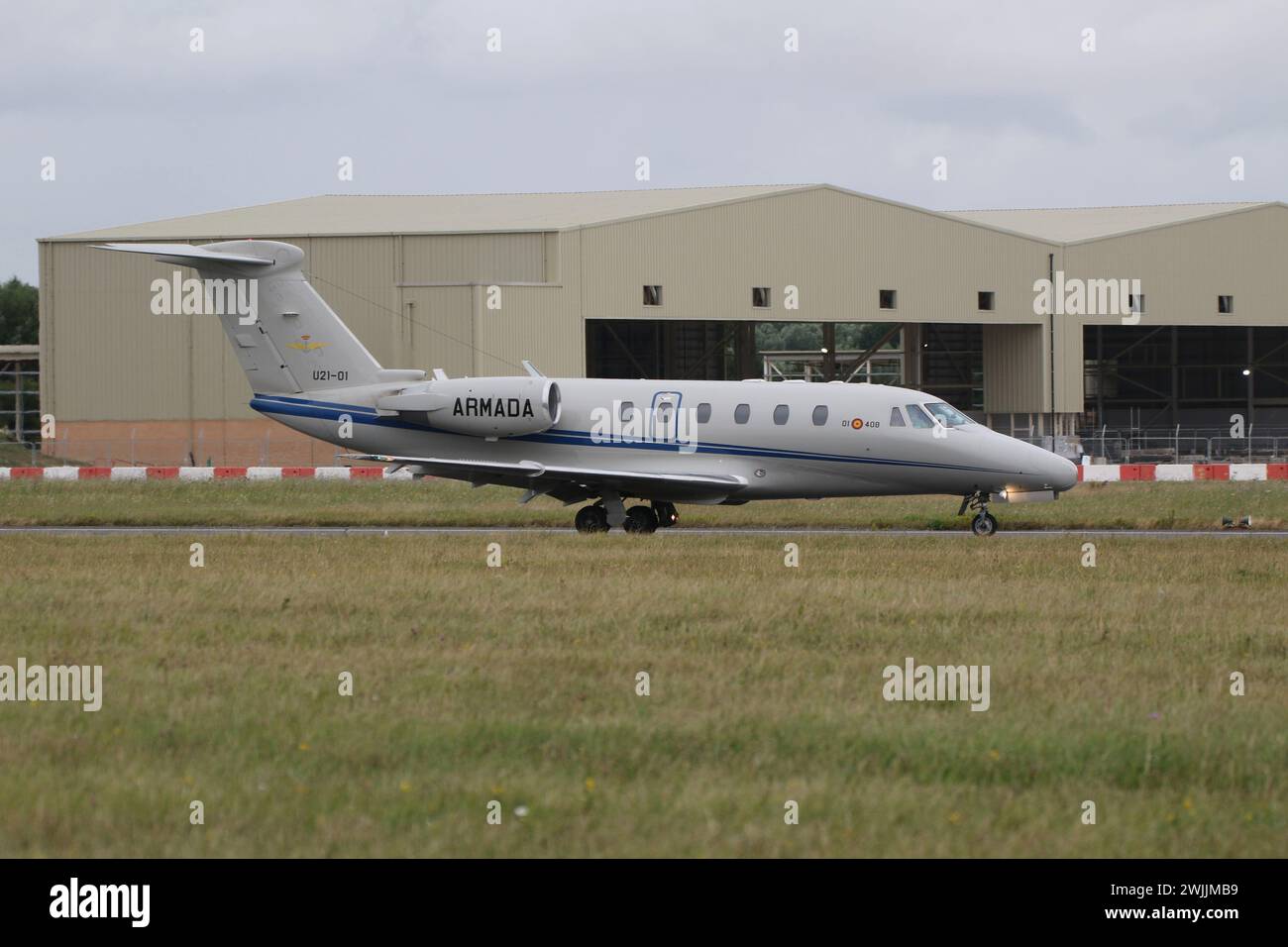 U.21-01/01-408, un Cessna 650 Citation VII operato dal 4 Squadron (4a Escuadrilla) della Marina spagnola (Armada Española), l'aereo di supporto per il contingente della Marina spagnola al Royal International Air Tattoo 2023 (RIAT 2023), parte dalla base il giovedì precedente i giorni dello spettacolo. Foto Stock