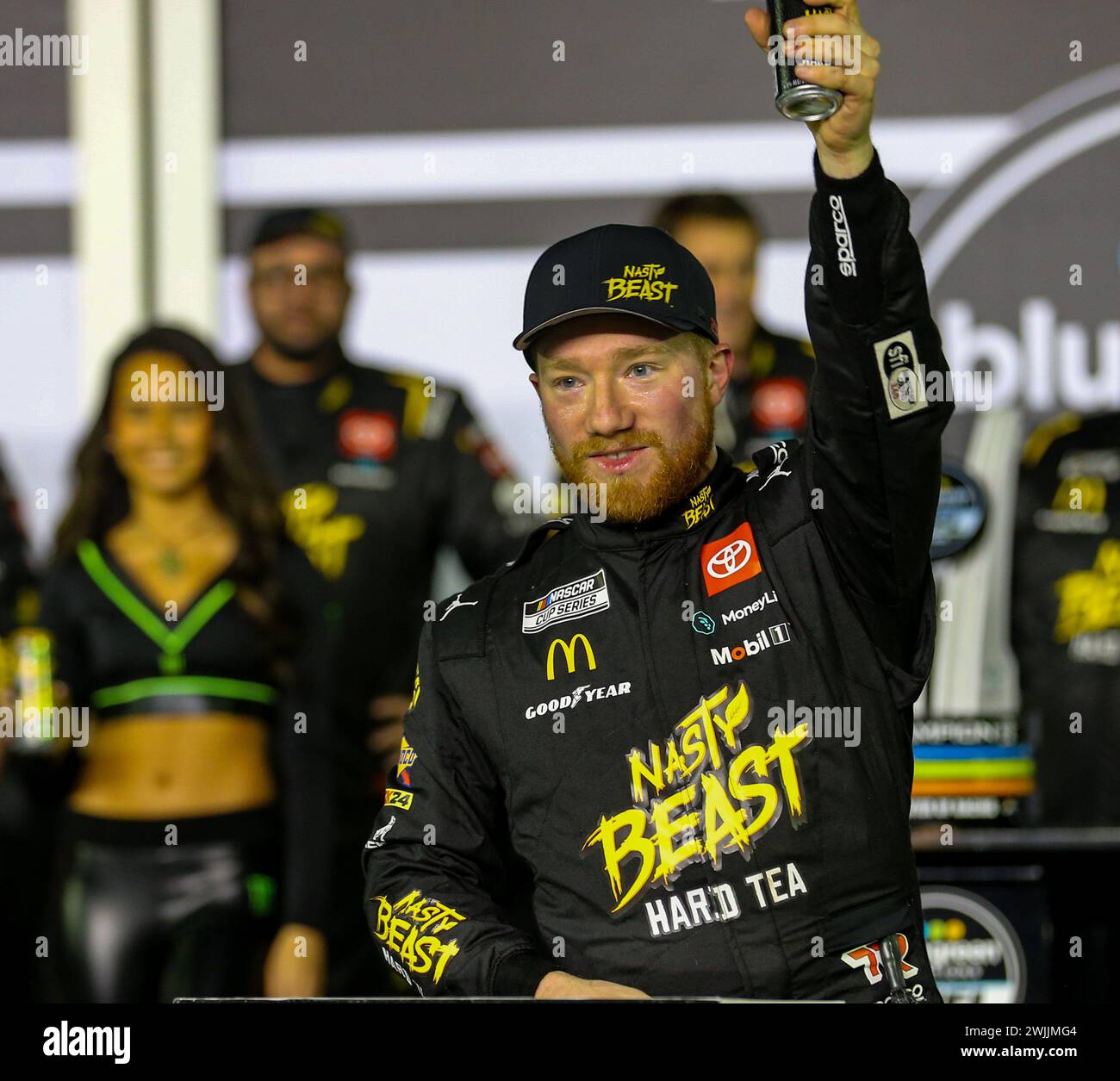 Daytona, Stati Uniti. 15 febbraio 2024. Tyler Reddick celebra la vittoria del Bluegreen Vacations Duel 1 per la 66a Daytona 500 annuale al Daytona International Speedway giovedì 15 febbraio 2024 Daytona, FL. Foto di Mike Gentry/UPI credito: UPI/Alamy Live News Foto Stock