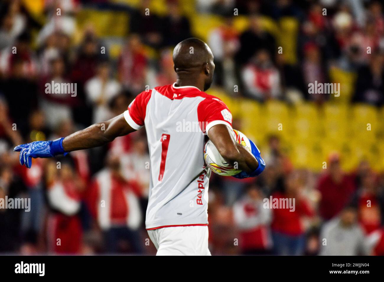 Bogotà, Colombia. 13 febbraio 2024. Andres Mosquera, portiere dell'Independiente Santa Fe, durante il BetPlay Dimayor match tra Santa Fe (1) e Deportivo Cali (0) a Bogotà, Colombia, il 13 febbraio 2024. Foto di: Cristian Bayona/Long Visual Press credito: Long Visual Press/Alamy Live News Foto Stock