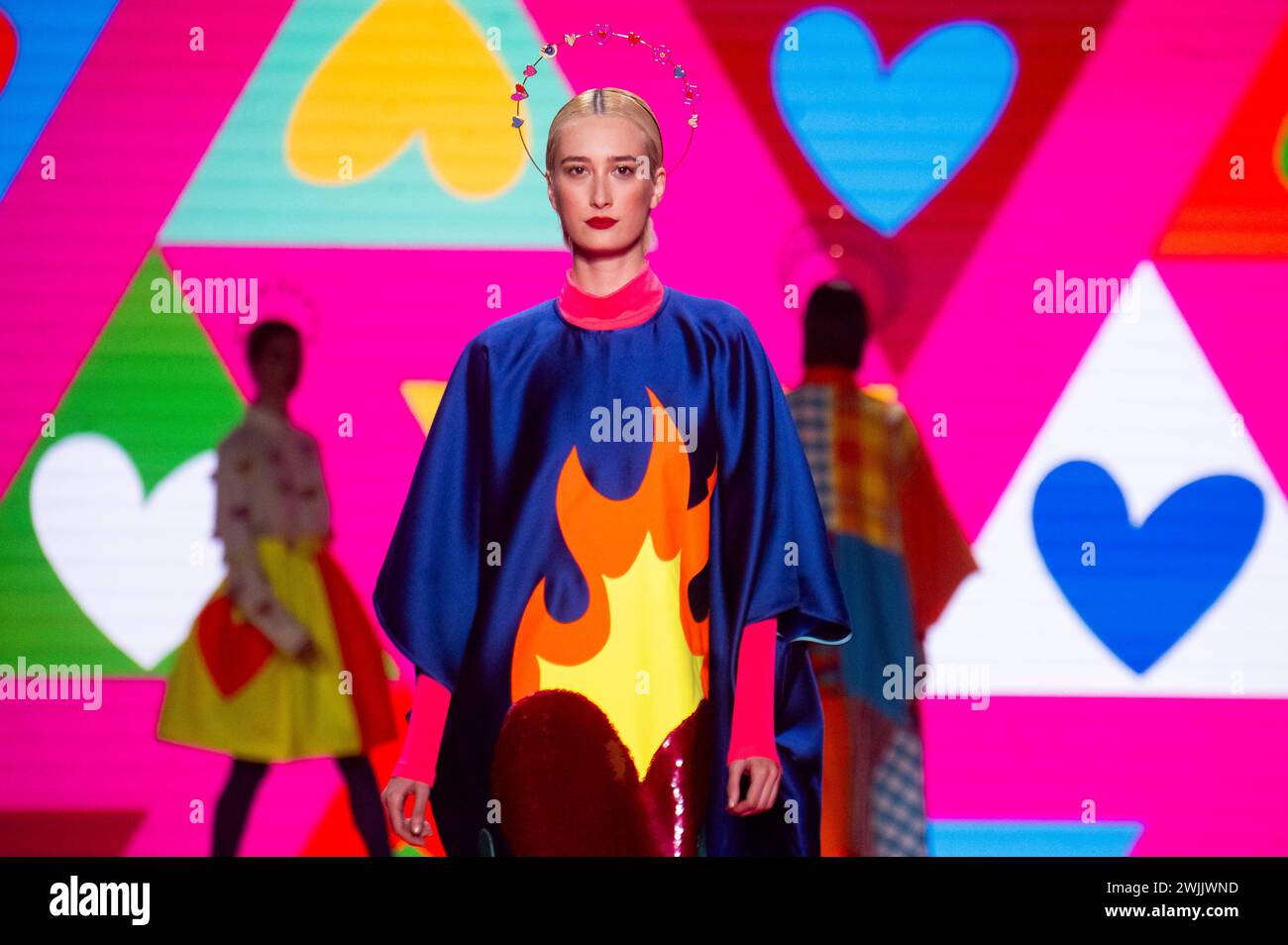 Model bei der Agatha Ruiz de la Prada Fashion Show auf der 79. Mercedes-Benz Fashion Week Madrid auf dem Messegelände Ifema. Madrid, 15.02.2024 *** Modella alla sfilata di moda Agatha Ruiz de la Prada alla Mercedes Benz Fashion Week 79 Madrid presso il centro fieristico Ifema Madrid, 15 02 2024 foto:xDyDxFotografosx/xFuturexImagex prada 4211 Foto Stock